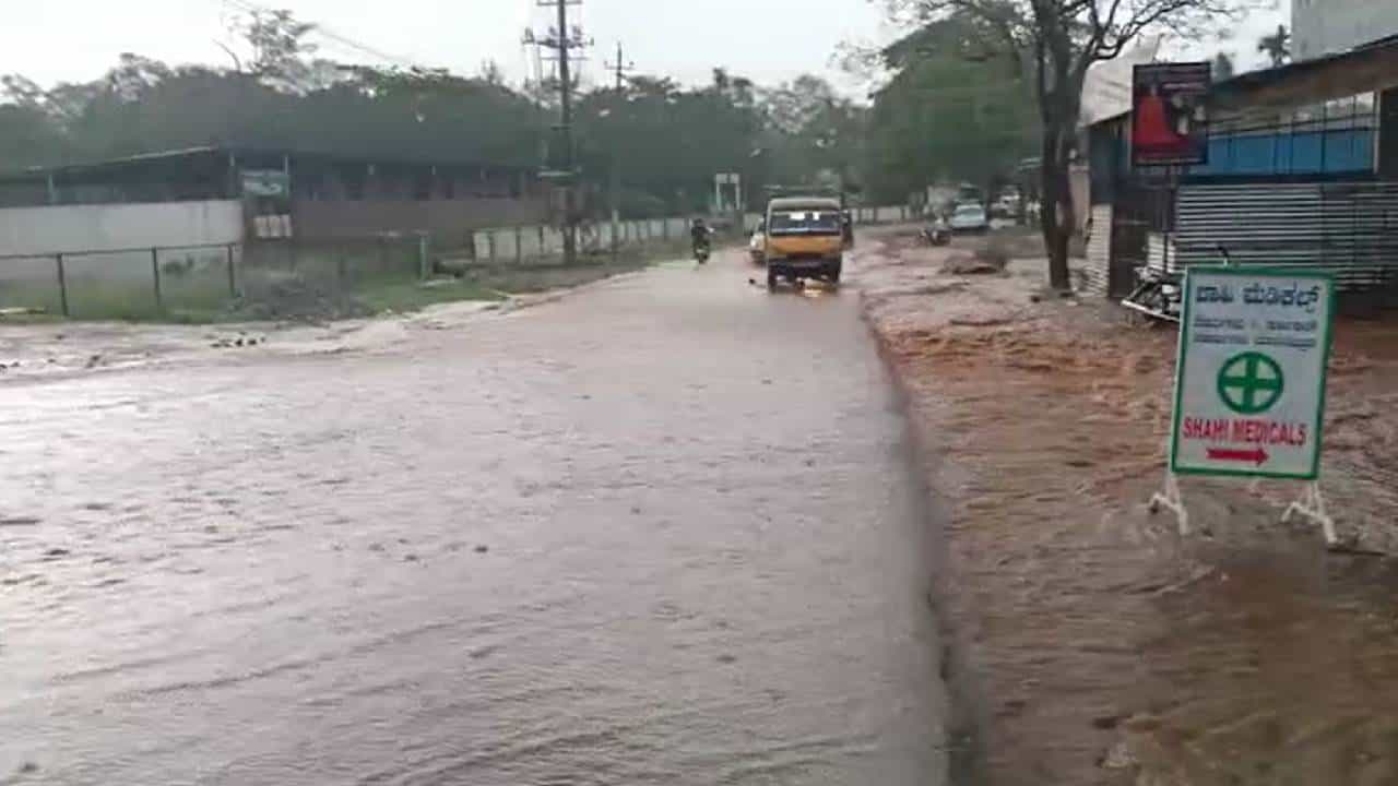 ಬೆಂಗಳೂರಲ್ಲಿ ಭಾರೀ ಮಳೆ: ಕೋಡಿ ಒಡೆದ ಹೊಸಕೆರೆಹಳ್ಳಿ ಕೆರೆ, ಜಲಾವೃತಗೊಂಡ ಮನೆಗಳು ಬೆಂಗಳೂರಲ್ಲಿ ಭಾರೀ ಮಳೆ: ಕೋಡಿ ಒಡೆದ ಹೊಸಕೆರೆಹಳ್ಳಿ ಕೆರೆ, ಜಲಾವೃತಗೊಂಡ ಮನೆಗಳು