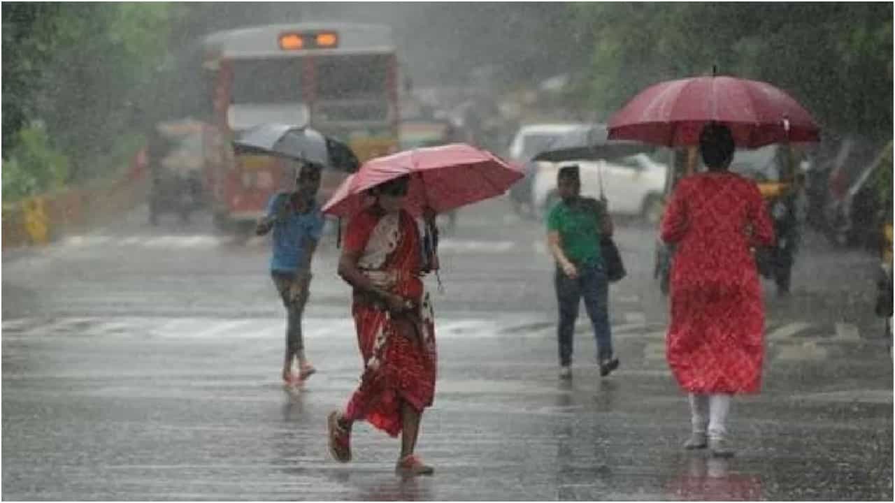 Bangalore Rains: ಬೆಂಗಳೂರಿನ ಹಲವೆಡೆ ಗುಡುಗು, ಮಿಂಚು ಸಹಿತ ಸಾಧಾರಣ ಮಳೆ Bangalore Rains: ಬೆಂಗಳೂರಿನ ಹಲವೆಡೆ ಗುಡುಗು, ಮಿಂಚು ಸಹಿತ ಸಾಧಾರಣ ಮಳೆ