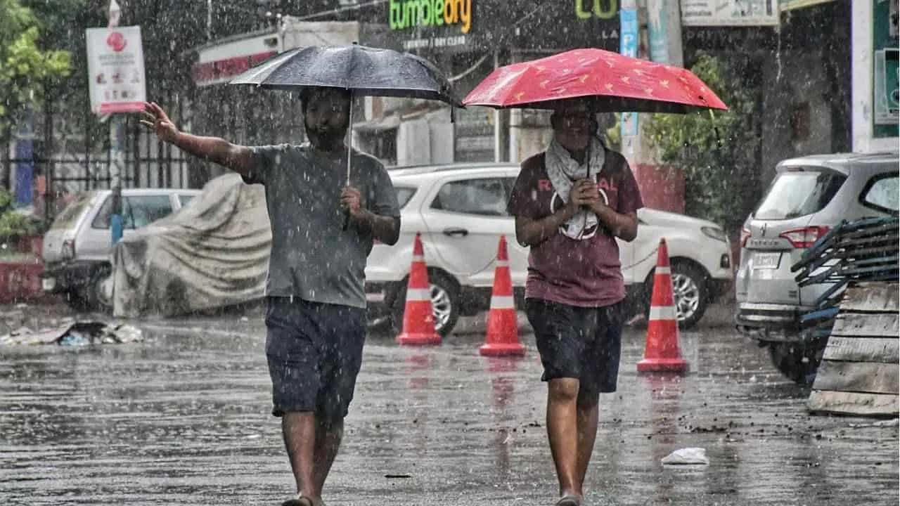 Karnataka Rains: ಬೆಂಗಳೂರು, ಕರಾವಳಿಯ ಎಲ್ಲಾ ಜಿಲ್ಲೆಗಳು ಹಾಗೂ ದಕ್ಷಿಣ ಒಳನಾಡಿನಲ್ಲಿ ಮುಂದಿನ 24 ಗಂಟೆಗಳಲ್ಲಿ ಭಾರಿ ಮಳೆ Karnataka Rains: ಬೆಂಗಳೂರು, ಕರಾವಳಿಯ ಎಲ್ಲಾ ಜಿಲ್ಲೆಗಳು ಹಾಗೂ ದಕ್ಷಿಣ ಒಳನಾಡಿನಲ್ಲಿ ಮುಂದಿನ 24 ಗಂಟೆಗಳಲ್ಲಿ ಭಾರಿ ಮಳೆ