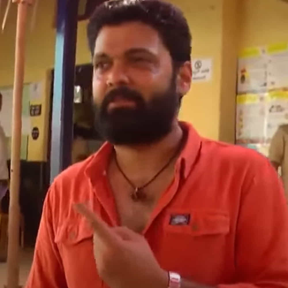 ಉಡುಪಿ ವಿಧಾನಸಭಾ ಕ್ಷೇತ್ರದ ಕುಕ್ಕಿಕಟ್ಟೆಯ ಶಾಲೆಯಲ್ಲಿ ರಕ್ಷಿತ್ ಶೆಟ್ಟಿ ಮತ ಹಾಕಿದ್ದಾರೆ. ಅವರ ಜೊತೆ ತಂದೆ ಶ್ರೀಧರ್ ಶೆಟ್ಟಿ, ತಾಯಿ ರಂಜನಾ ಶೆಟ್ಟಿ ಸಹೋದರ ರಂಜಿತ್ ಶೆಟ್ಟಿ ಆಗಮಿಸಿದ್ದರು.