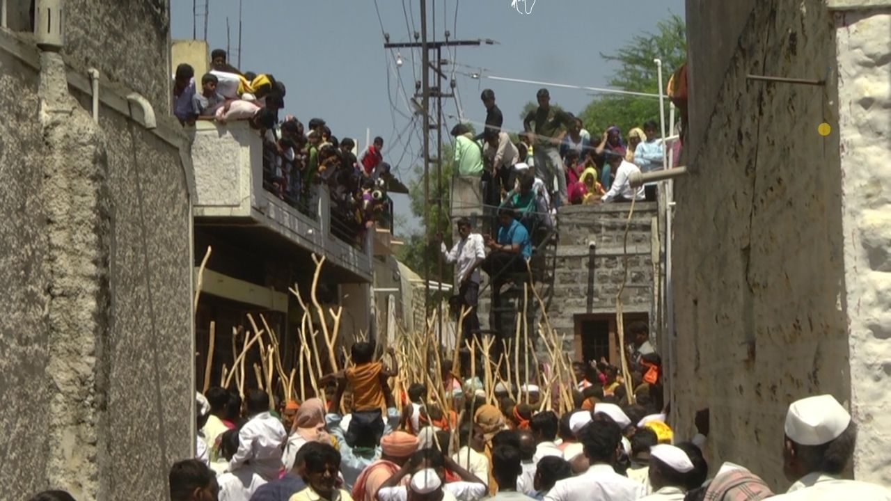 ಬದಾಮಿ ಅಮಾವಾಸ್ಯೆಯ ಮೂರು ದಿನ ಮುಂಚೆ ಆಚರಿಸಲ್ಪಡುವ ರೇವಣಸಿದ್ದನ ಜಾತ್ರೆಯೂ ಸಹ ಅಣ್ಣ ತಮ್ಮಂದಿರ ನಡುವಿನ ದ್ವೇಷದ ಹಿನ್ನೆಲೆಯನ್ನು  ಹೊಂದಿದೆ. 
