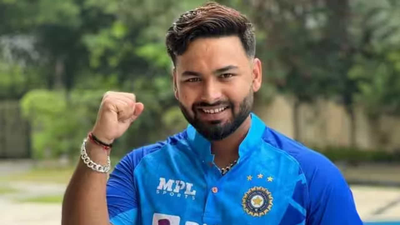 ಕಳೆದ ವರ್ಷ ಡಿಸೆಂಬರ್ 30 ರಂದು ಕಾರು ಅಪಘಾತಕ್ಕೀಡಾಗಿ ಸಾಕಷ್ಟು ಇಂಜುರಿಗೆ ತುತ್ತಾಗಿದ್ದ ಭಾರತದ ವಿಕೆಟ್ ಕೀಪರ್ ಬ್ಯಾಟ್ಸ್ಮನ್ ರಿಷಬ್ ಪಂತ್ ಆರೋಗ್ಯದ ಬಗ್ಗೆ ಸಿಹಿ ಸುದ್ದಿಯೊಂದು ಹೊರಬಿದ್ದಿದೆ. ಎಲ್ಲವೂ ಅಂದುಕೊಂಡಂತೆ ನಡೆದರೆ, ನಿಗದಿಗೂ ಮುನ್ನವೇ ಪಂತ್ ಟೀಂ ಇಂಡಿಯಾವನ್ನು ಸೇರಿಕೊಳ್ಳಲಿದ್ದಾರೆ ಎಂದು ವರದಿಯಾಗಿದೆ.