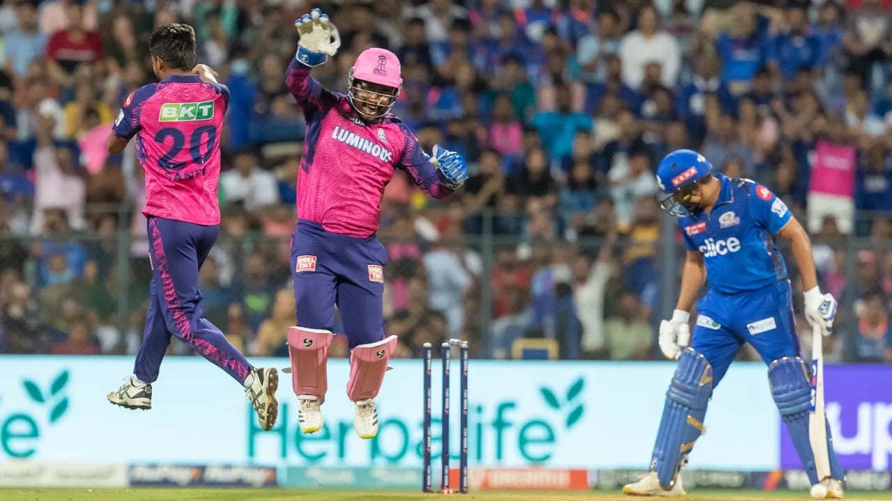 ಇದಾಗ್ಯೂ ಈ ವಿಕೆಟ್ ಲೆಕ್ಕವು ಸಂದೀಪ್ ಶರ್ಮಾ ಪಾಲಿಗೆ ಸೇರಿದೆ. ಇದರೊಂದಿಗೆ ಐಪಿಎಲ್​ನಲ್ಲಿ ವಿರಾಟ್ ಕೊಹ್ಲಿ ಹಾಗೂ ರೋಹಿತ್ ಶರ್ಮಾರನ್ನು ಅತೀ ಹೆಚ್ಚು ಬಾರಿ ಔಟ್ ಮಾಡಿದ ಬೌಲರ್ ಎಂಬ ದಾಖಲೆ ಸಂದೀಪ್ ಶರ್ಮಾ ಪಾಲಾಗಿದೆ.