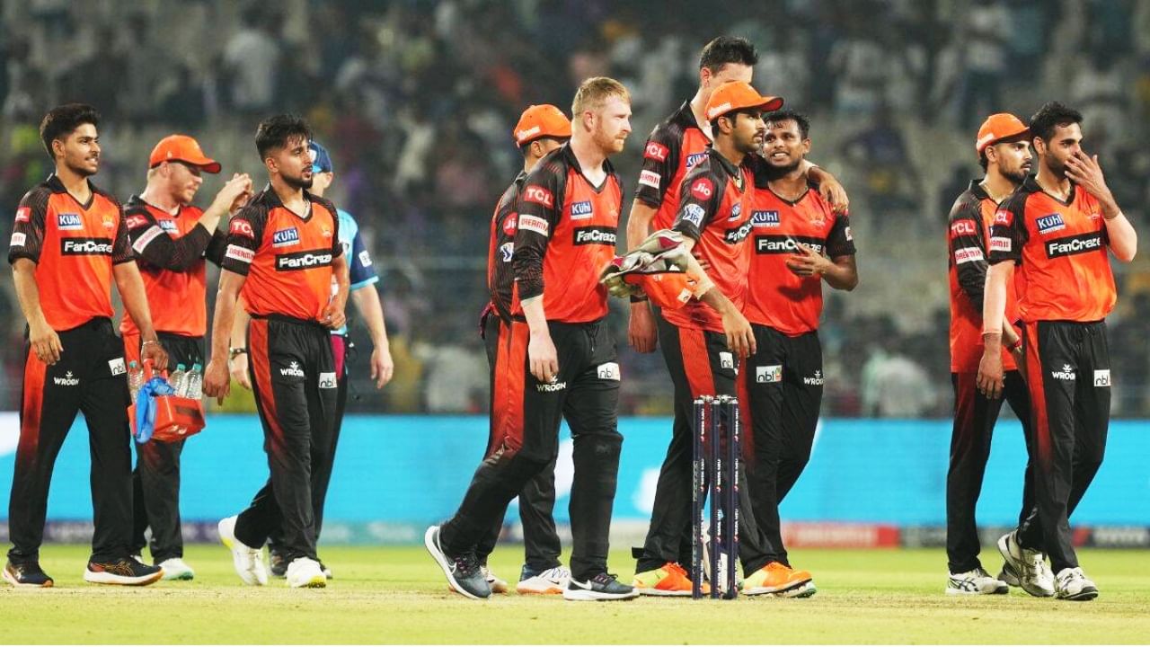 SRH ಪ್ಲೇಯಿಂಗ್ ಇಲೆವೆನ್: ಅಭಿಷೇಕ್ ಶರ್ಮಾ, ರಾಹುಲ್ ತ್ರಿಪಾಠಿ, ಏಡೆನ್ ಮಾರ್ಕ್ರಾಮ್(ನಾಯಕ), ಹೆನ್ರಿಕ್ ಕ್ಲಾಸೆನ್(ವಿಕೆಟ್), ಹ್ಯಾರಿ ಬ್ರೂಕ್, ಗ್ಲೆನ್ ಫಿಲಿಪ್ಸ್, ಅಬ್ದುಲ್ ಸಮದ್, ಕಾರ್ತಿಕ್ ತ್ಯಾಗಿ, ಮಯಾಂಕ್ ದಾಗರ್, ಭುವನೇಶ್ವರ್ ಕುಮಾರ್, ನಿತೀಶ್ ರೆಡ್ಡಿ.