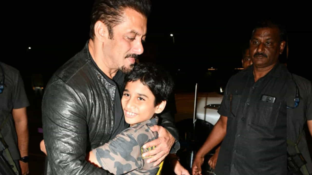 Salman Khan: ಸಲ್ಲುನ ಓಡಿ ಬಂದು ತಬ್ಬಿದ ಅಭಿಮಾನಿ; ನಟನ ರಿಯಾಕ್ಷನ್ ಹೇಗಿತ್ತು? Salman Khan: ಸಲ್ಲುನ ಓಡಿ ಬಂದು ತಬ್ಬಿದ ಅಭಿಮಾನಿ; ನಟನ ರಿಯಾಕ್ಷನ್ ಹೇಗಿತ್ತು?