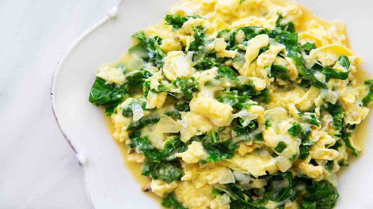 ಪಾಲಕ ಮತ್ತು ಫೆಟಾದೊಂದಿಗೆ ಬೇಯಿಸಿದ ಮೊಟ್ಟೆಗಳು(Scrambled eggs with spinach and feta): ಒಂದು ಪ್ಯಾನ್‌ನಲ್ಲಿ ಪಾಲಕನ್ನು ಮೊದಲು ಹುರಿಯಿರಿ, ನಂತರ ಪೌಷ್ಠಿಕ ಮತ್ತು ಸುವಾಸನೆಯ ಉಪಹಾರಕ್ಕಾಗಿ ಬೇಯಿಸಿದ ಮೊಟ್ಟೆಗಳು ಮತ್ತು ಪುಡಿಮಾಡಿದ ಫೆಟಾ ಚೀಸ್​ನ್ನು ಸೇರಿಸಿ