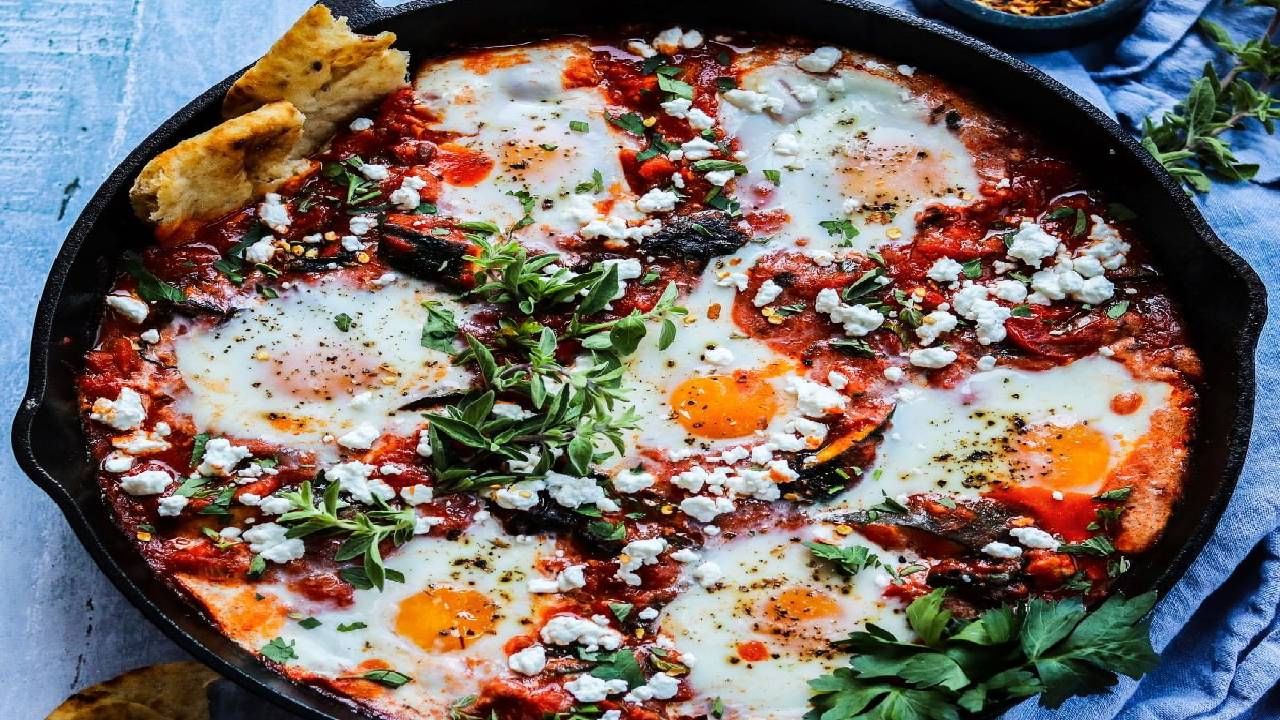 ಶಕ್ಷುಕಾ (Shakshuka): ಬಾಣಲೆಯಲ್ಲಿ ಈರುಳ್ಳಿ, ಬೆಲ್ ಪೆಪರ್ ಮತ್ತು ಬೆಳ್ಳುಳ್ಳಿಯನ್ನು ಹುರಿಯಿರಿ. ಪೂರ್ವಸಿದ್ಧ ಟೊಮ್ಯಾಟೊ, ಜೀರಿಗೆ ಮತ್ತು ಕಪ್ಪು ಮೆಣಸು ಮುಂತಾದ ಮಸಾಲೆಗಳನ್ನು ಸೇರಿಸಿ ಬೇಯಿಸಿ, ಬಳಿಕ ಅದಕ್ಕೆ ಸಾಸ್​, ಮೊಟ್ಟೆ ಸೇರಿಸಿ ಬೇಯಿಸಿ. ರುಚಿಕರವಾದ ಮತ್ತು ಸುವಾಸನೆಯ ಉಪಹಾರಕ್ಕಾಗಿ ಕ್ರಸ್ಟಿ ಬ್ರೆಡ್‌ನೊಂದಿಗೆ ಸವಿಯಿರಿ.