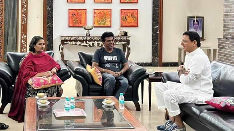 ಶಿವರಾಜ್ಕುಮಾರ್ ನಿವಾಸಕ್ಕೆ ಭೇಟಿ ನೀಡಿ ಧನ್ಯವಾದ ತಿಳಿಸಿದ ಕರ್ನಾಟಕ ಕಾಂಗ್ರೆಸ್ ಉಸ್ತುವಾರಿ ರಣದೀಪ್ ಸುರ್ಜೇವಾಲ