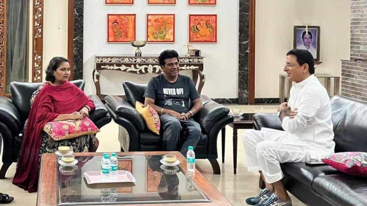 ಶಿವರಾಜ್ಕುಮಾರ್ ನಿವಾಸಕ್ಕೆ ಭೇಟಿ ನೀಡಿ ಧನ್ಯವಾದ ತಿಳಿಸಿದ ಕರ್ನಾಟಕ ಕಾಂಗ್ರೆಸ್ ಉಸ್ತುವಾರಿ ರಣದೀಪ್ ಸುರ್ಜೇವಾಲ ಶಿವರಾಜ್ಕುಮಾರ್ ನಿವಾಸಕ್ಕೆ ಭೇಟಿ ನೀಡಿ ಧನ್ಯವಾದ ತಿಳಿಸಿದ ಕರ್ನಾಟಕ ಕಾಂಗ್ರೆಸ್ ಉಸ್ತುವಾರಿ ರಣದೀಪ್ ಸುರ್ಜೇವಾಲ