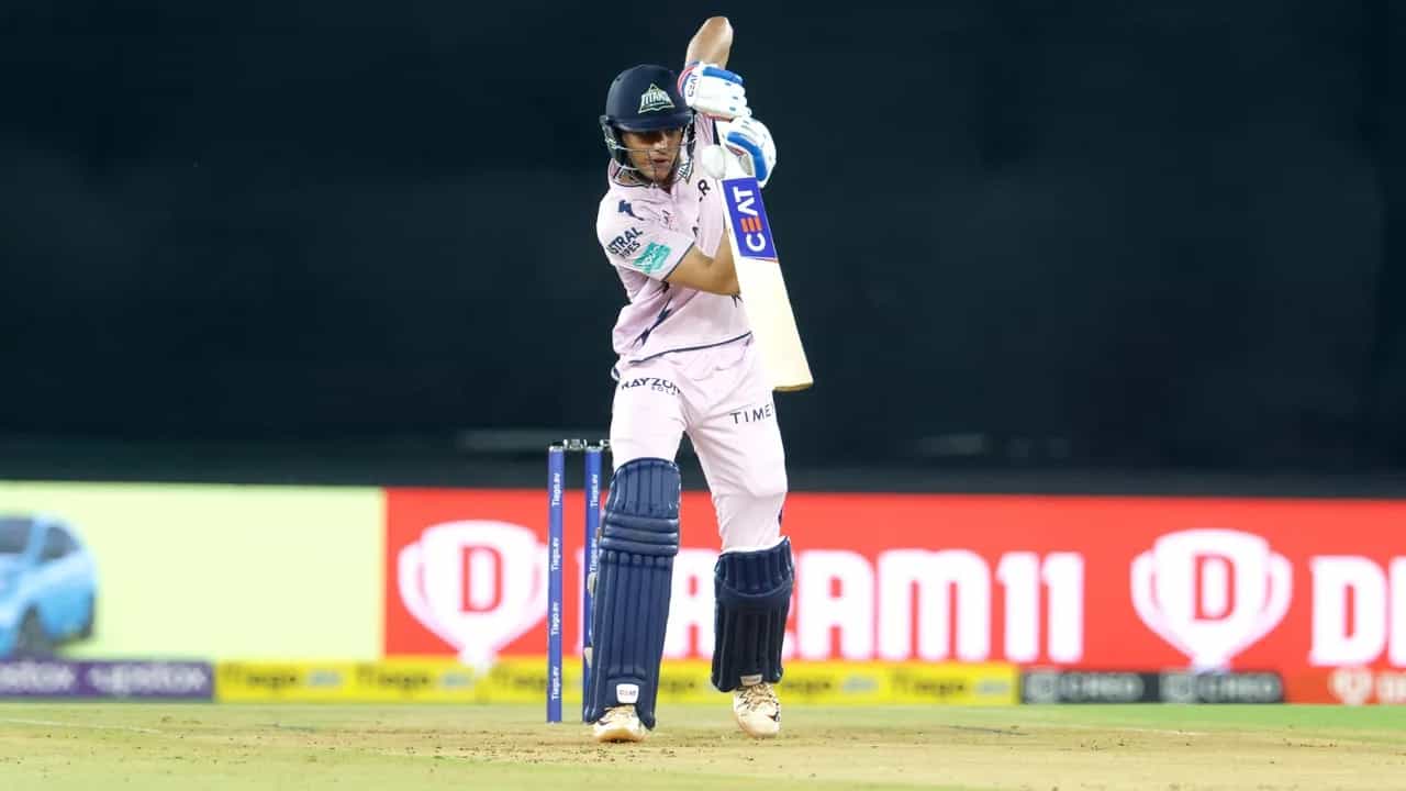IPL 2023: ಐಪಿಎಲ್ನ 62ನೇ ಪಂದ್ಯದಲ್ಲಿ ಸನ್ರೈಸರ್ಸ್ ಹೈದರಾಬಾದ್ ವಿರುದ್ಧ ಶುಭ್ಮನ್ ಗಿಲ್ (Shubhman Gill) ಭರ್ಜರಿ ಶತಕ ಸಿಡಿಸಿ ಮಿಂಚಿದ್ದಾರೆ. ಈ ಪಂದ್ಯದಲ್ಲಿ ಟಾಸ್ ಗೆದ್ದ ಎಸ್ಆರ್ಹೆಚ್ ತಂಡದ ನಾಯಕ ಮಾರ್ಕ್ರಾಮ್ ಬೌಲಿಂಗ್ ಆಯ್ದುಕೊಂಡಿದ್ದರು.