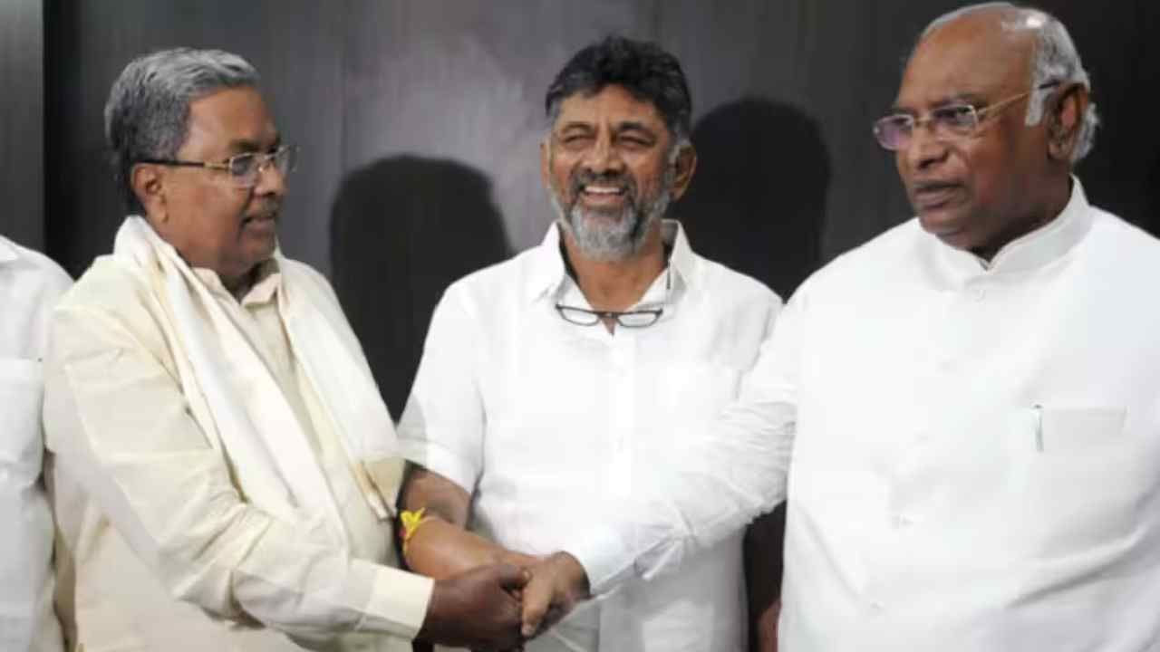 New CM Of Karnataka: ಕೊನೆಗೂ ಸಿದ್ದರಾಮಯ್ಯಗೆ ಒಲಿದ ಸಿಎಂ ಪಟ್ಟ, ಡಿಕೆಶಿಗೆ ಡಿಸಿಎಂ, ಎಐಸಿಸಿಯಿಂದ ಅಧಿಕೃತ ಘೋಷಣೆ New CM Of Karnataka: ಕೊನೆಗೂ ಸಿದ್ದರಾಮಯ್ಯಗೆ ಒಲಿದ ಸಿಎಂ ಪಟ್ಟ, ಡಿಕೆಶಿಗೆ ಡಿಸಿಎಂ, ಎಐಸಿಸಿಯಿಂದ ಅಧಿಕೃತ ಘೋಷಣೆ