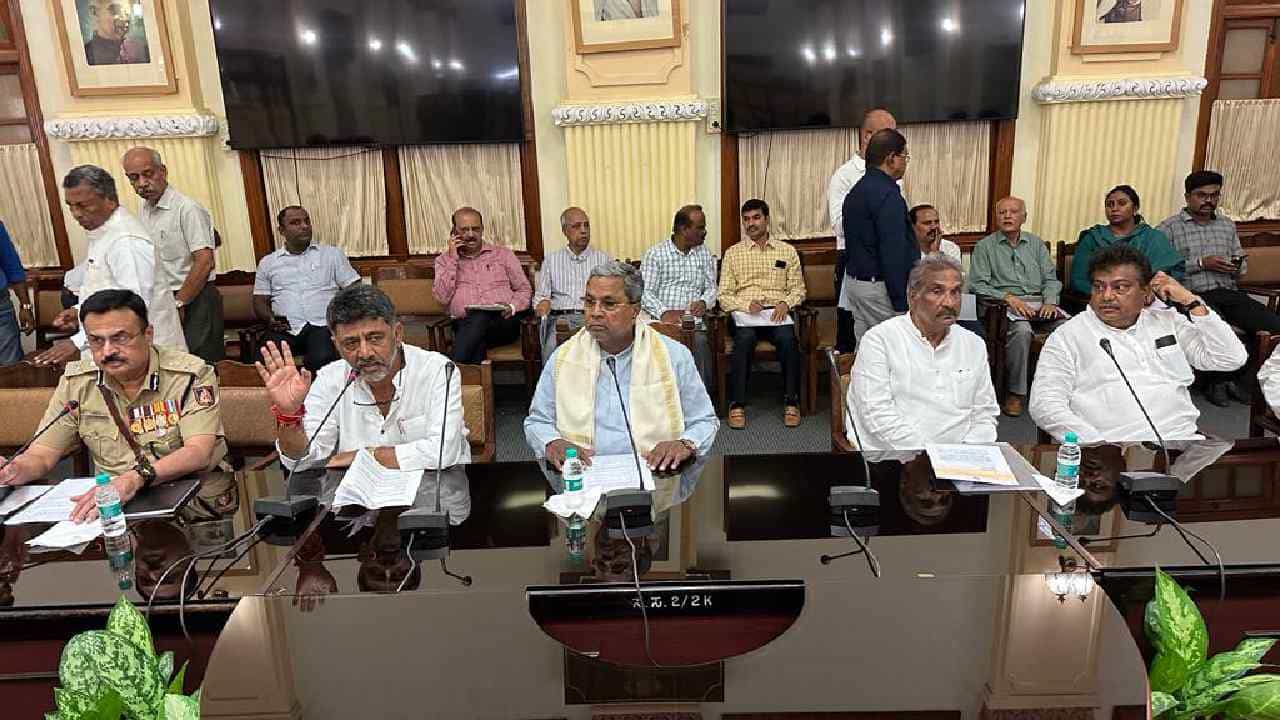 ನೈತಿಕ ಪೊಲೀಸ್ ಗಿರಿ ವಿರುದ್ಧ ಕಠಿಣ ಕ್ರಮಕ್ಕೆ ಸಿಎಂ ಸಿದ್ದರಾಮಯ್ಯ ಸೂಚನೆ ನೈತಿಕ ಪೊಲೀಸ್ ಗಿರಿ ವಿರುದ್ಧ ಕಠಿಣ ಕ್ರಮಕ್ಕೆ ಸಿಎಂ ಸಿದ್ದರಾಮಯ್ಯ ಸೂಚನೆ