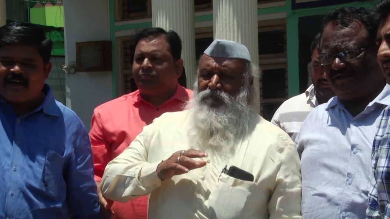 ಗದಗ ಜಿಲ್ಲೆಗೂ ಭಾವಿ ಸಿಎಂ ಸಿದ್ದರಾಮಯ್ಯುಗೂ ಪ್ರೀತಿಯ ನಂಟು...! ಗೆಳೆಯನಿಗೆ 2ನೇ ಬಾರಿ ಸಿಎಂ ಪಟ್ಟ ಗದಗನಲ್ಲಿ ಬಿಳಿಯ ಗಡ್ಡದ ಗೆಳಯನ ಸಂಭ್ರಮ...! ಸಿದ್ದರಾಮಯ್ಯನ ಮೂರು ದಶಕದ ಗೆಳಯನಿಂದ ಪಟಾಕಿ ಸಿಡಿಸಿ ಸಹಿ ಹಂಚಿ ಸಂಭ್ರಮ...! ಬಡತನ ಶ್ರೀಮಂತ ಅನ್ನೋ ಬೇಧ ಇಲ್ಲದ ಗೆಳೆಯ ಅಂದ್ರೆ ಸಿದ್ದರಾಮಯ್ಯ ಅಂತ ಮೆಚ್ಚುಗೆ ಮಾತನಾಡಿದ ಗೆಳೆಯ...!