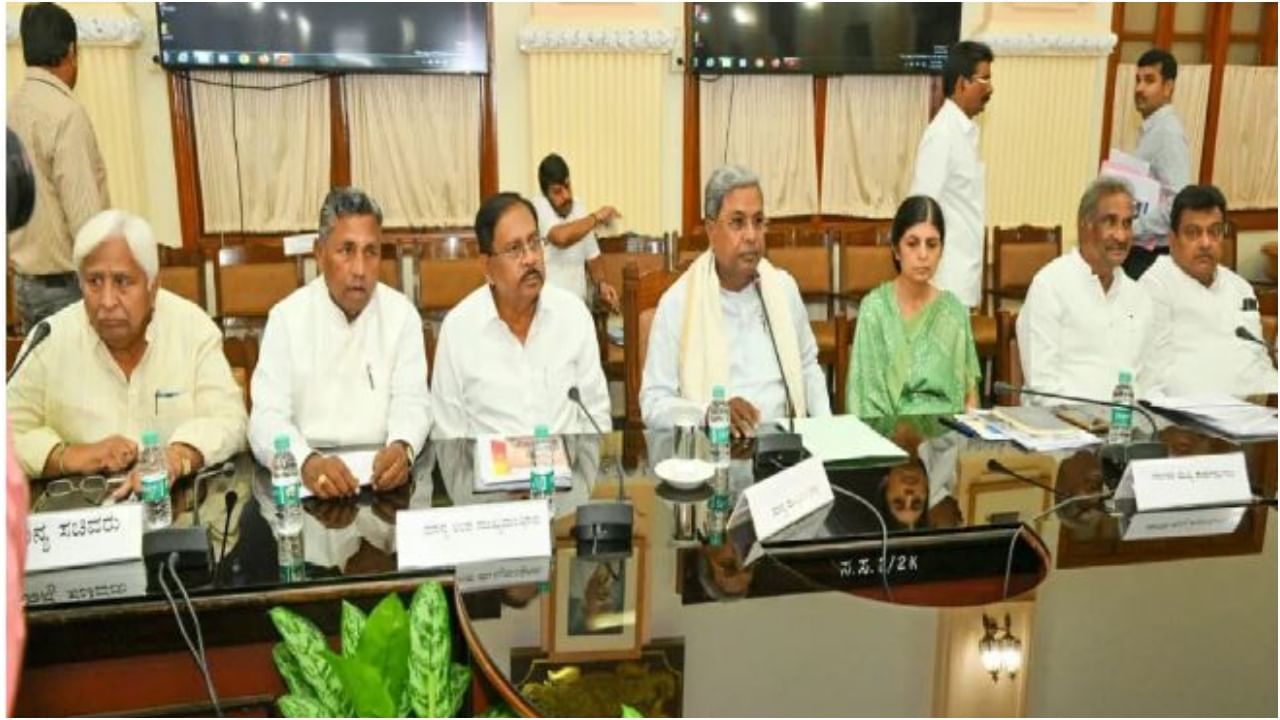 ಗ್ಯಾರಂಟಿ ಯೋಜನೆ ಜಾರಿ ಪರಮಾಧಿಕಾರ ಸಿಎಂ ಸಿದ್ದರಾಮಯ್ಯಗೆ; ಸಂಪುಟ ಸಭೆ ಜೂನ್ 2ಕ್ಕೆ ಮುಂದೂಡಿಕೆ ಗ್ಯಾರಂಟಿ ಯೋಜನೆ ಜಾರಿ ಪರಮಾಧಿಕಾರ ಸಿಎಂ ಸಿದ್ದರಾಮಯ್ಯಗೆ; ಸಂಪುಟ ಸಭೆ ಜೂನ್ 2ಕ್ಕೆ ಮುಂದೂಡಿಕೆ