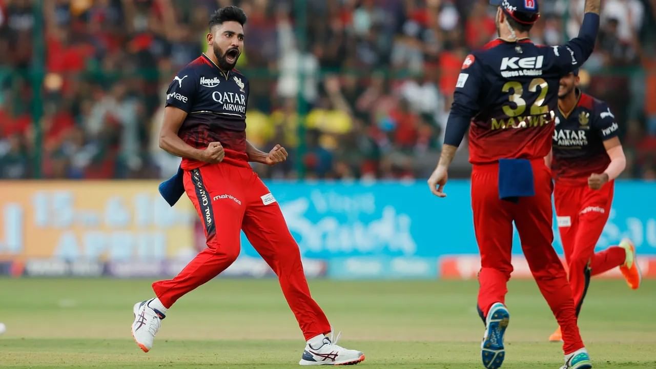 RCB ಪರ ಪವರ್​ಪ್ಲೇನಲ್ಲಿ ಅತ್ಯುತ್ತಮ ದಾಳಿ ಸಂಘಿಟಿಸುತ್ತಿದ್ದ ಸಿರಾಜ್ ಟೂರ್ನಿಯುದಕ್ಕೂ ಮೊದಲ 6 ಓವರ್​ಗಳಲ್ಲಿ ವಿಕೆಟ್ ಉರುಳಿಸಿ ಯಶಸ್ಸು ತಂದುಕೊಡುವಲ್ಲಿ ಯಶಸ್ವಿಯಾಗಿದ್ದರು. ಆದರೆ ಇಲ್ಲಿ ಸಿರಾಜ್​ಗೆ ಉತ್ತಮ ಸಾಥ್ ಸಿಕ್ಕಿರುವುದೇ ಅಪರೂಪ. 