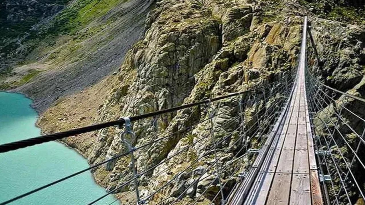 Hanging Bridge Of Ghasa: ಘಾಸಾ ನೇಪಾಳದ ಹ್ಯಾಂಗಿಂಗ್​ ಬ್ರಿಡ್ಜ್​​ - ನೇಪಾಳದ ಮಸ್ಸಾ ಪಟ್ಟಣದ ಸಮೀಪದಲ್ಲಿರುವ ಈ ನೇತಾಡುವ ಸೇತುವೆ ಇತ್ತೀಚೆಗೆ ನಿರ್ಮಿಸಲಾದ, ಭಯಾನಕ ಸೇತುವೆಯಾಗಿದೆ. ಅತ್ಯಂತ ಕಿರಿದಾದ ಈ ಸೇತುವೆಯು ಅದರ ಅಡಿಯಲ್ಲಿ ಹರಿಯುವ ನದಿಯ ಮೇಲೆ ಬಹಳ ಎತ್ತರದಲ್ಲಿದೆ. (ಫೋಟೋ ಕ್ರೆಡಿಟ್: Twitter/@DonRame)