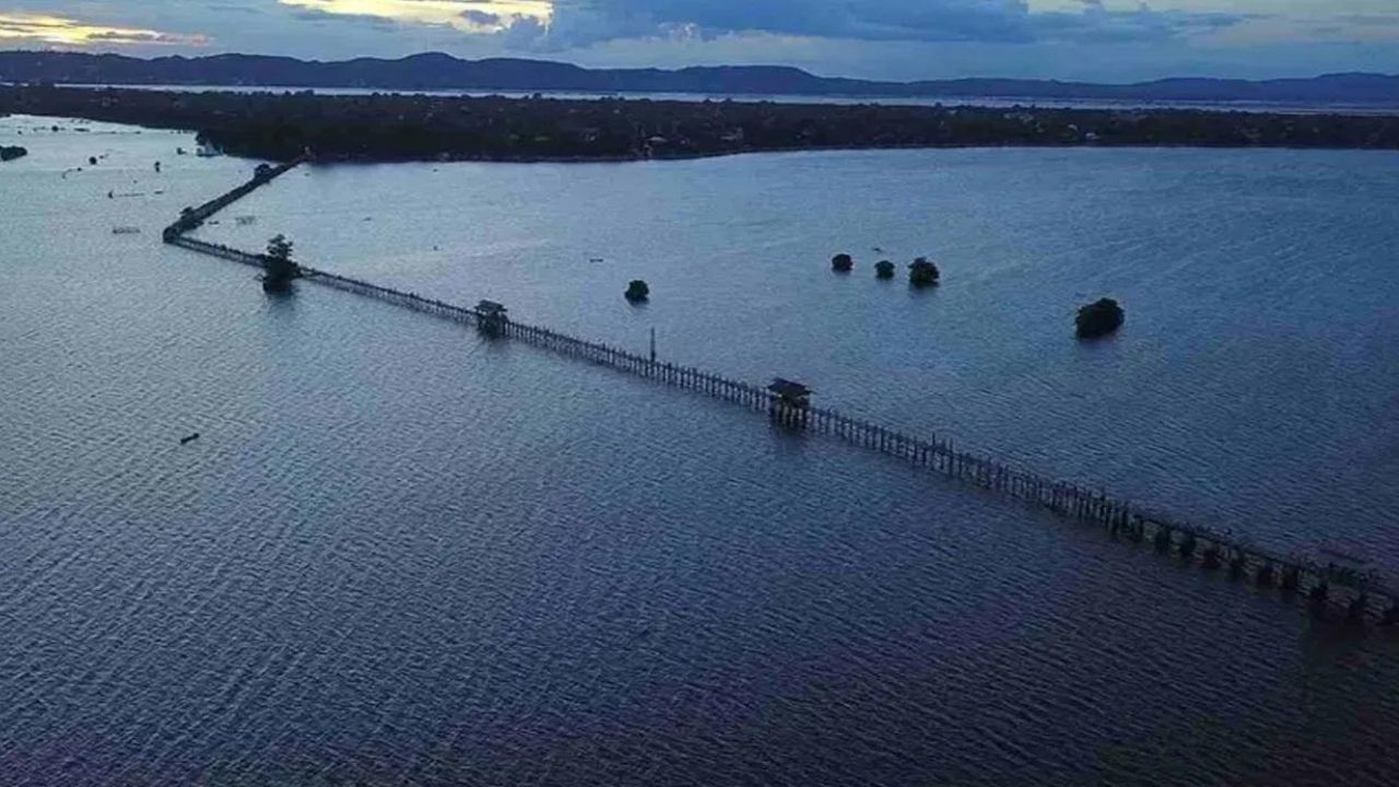 U Bein Bridge: U Bein ಸೇತುವೆ ಮ್ಯಾನ್ಮಾರ್ ನಲ್ಲಿದೆ: U Bein ವಿಶ್ವದ ಅತಿ ಉದ್ದದ ತೇಗ ಮರದಿಂದ ಮಾಡಲಾದ ಸೇತುವೆ. ಇದು ಅಮರಾಪುರ ಟೌನ್‌ಶಿಪ್, ಮ್ಯಾಂಡಲೆ ಪ್ರಾಂತ್ಯದಲ್ಲಿದೆ. 1,200 ಮೀಟರ್ ಸೇತುವೆಯನ್ನು 1850 ರಲ್ಲಿ ನಿರ್ಮಿಸಲಾಯಿತು. ಇದು ವಿಶ್ವದ ಅತ್ಯಂತ ಹಳೆಯ ಮತ್ತು ಉದ್ದವಾದ ತೇಗದ ಮರದ ಸೇತುವೆ ಎನ್ನಲಾಗಿದೆ. ನೂರಾರು ಗ್ರಾಮಸ್ಥರು ಮತ್ತು ಸನ್ಯಾಸಿಗಳು ಕೆಲಸಕ್ಕೆ ಹೋಗಿ-ಬರುವಾಗ ಈ ಸೇತುವೆಯನ್ನು ಬಳಸುತ್ತಾರೆ. ನೀವು ಇಲ್ಲಿಗೆ ಪ್ರಯಾಣಿಸಲು ಬಯಸಿದರೆ, ನೀವು ಸೂರ್ಯೋದಯದ ಸಮಯದಲ್ಲಿ ಹೋಗಬಹುದು. (ಫೋಟೋ ಕ್ರೆಡಿಟ್: ವಿಕಿಮೀಡಿಯಾ ಕಾಮನ್ಸ್)