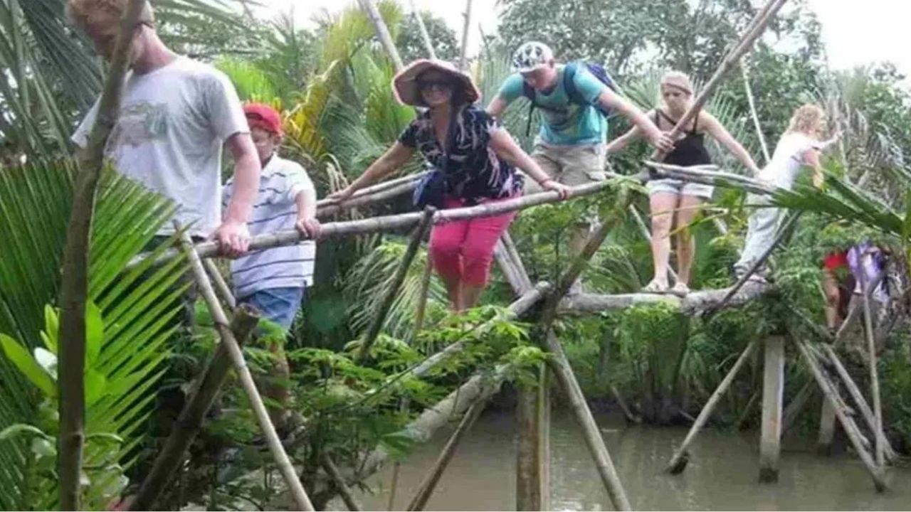  Monkey Bridges: ಮಂಕಿ ಸೇತುವೆಗಳು ವಿಯೆಟ್ನಾಂ ನಲ್ಲಿವೆ: ಮೆಕಾಂಗ್ ಡೆಲ್ಟಾ ವಿಯೆಟ್ನಾಂ ತನ್ನ ಮಂಕಿ ಸೇತುವೆಗಳಿಗೆ ಹೆಸರುವಾಸಿಯಾಗಿದೆ. ಇದು ಮೆಕಾಂಗ್ ಡೆಲ್ಟಾ ಪ್ರವಾಸಗಳಲ್ಲಿ ಪ್ರತಿಯೊಬ್ಬ ವಿದೇಶಿ ಪ್ರಯಾಣಿಕರಿಗೆ ಮರೆಯಲಾಗದ ಅನುಭವವನ್ನು ನೀಡುತ್ತದೆ. ಬಹುತೇಕ ಪ್ರತಿಯೊಂದು ದೇಶವು ಸ್ಥಳೀಯ ಜನರ ಸಾಂಸ್ಕೃತಿಕ ಪದ್ಧತಿಗಳನ್ನು ಪ್ರತಿಬಿಂಬಿಸುವ ವಿಶಿಷ್ಟ ಸೇತುವೆಗಳನ್ನು ಹೊಂದಿದೆ. ವಿಶೇಷವಾಗಿ ವಿಯೆಟ್ನಾಂನ ಮೆಕಾಂಗ್ ಡೆಲ್ಟಾ ಪ್ರದೇಶದಲ್ಲಿ, ಅನೇಕ ಪ್ರಯಾಣಿಕರು ಅಪಾಯಕಾರಿ ಆಟದಲ್ಲಿ ಭಾಗವಹಿಸುತ್ತಿದ್ದಾರೆಂದು ಭಾವಿಸುವ ವಿಚಿತ್ರ ಸೇತುವೆಗಳಿವೆ. (ಫೋಟೋ ಕ್ರೆಡಿಟ್: vietnamtravel.com)  