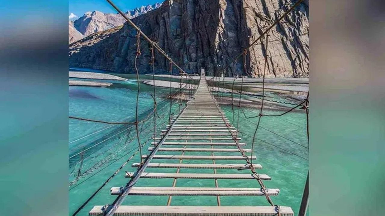 Hussaini Bridge: ಹುಸೇನಿ ಹ್ಯಾಂಗಿಂಗ್​​ ಸೇತುವೆ - ಹುಸೇನಿ ನೇತಾಡುವ ಸೇತುವೆಯು ಪಾಕಿಸ್ತಾನದಲ್ಲಿದೆ. ಹುಸ್ಸೇನಿ ನೇತಾಡುವ ಸೇತುವೆಯು ಒಂದು ಸೂಕ್ಷ್ಮ ದಾರದಂತಿದ್ದು ಅದು ಹುಂಜಾ ನದಿಯ ಹಿಮದ ನೀರಿನಲ್ಲಿ ಹಾದುಹೋಗುತ್ತದೆ ಮತ್ತು ಕಾರಕೋರಂ ಶ್ರೇಣಿಯ ಒರಟಾದ ಭೂಪ್ರದೇಶವನ್ನು ವ್ಯಾಪಿಸಿದೆ. ಸಂಪೂರ್ಣ ಹಗ್ಗ ಮತ್ತು ಮರದ ಹಲಗೆ ಸೇತುವೆಯು ಬಲವಾದ ಗಾಳಿಯಲ್ಲಿ ತೂಗಾಡುತ್ತದೆ. (ಫೋಟೋ ಕ್ರೆಡಿಟ್: ವಿಕಿಮೀಡಿಯಾ ಕಾಮನ್ಸ್) 