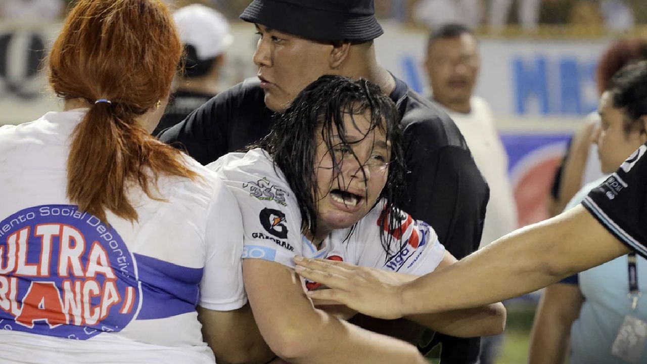 ಅಮೆರಿಕದ ಎಲ್ಸಾಲ್ವಡಾರ್ ಫುಟ್ಬಾಲ್ ಕ್ರೀಡಾಂಗಣದಲ್ಲಿ ಭೀಕರ ಘಟನೆ: ಕಾಲ್ತುಳಿತಕ್ಕೊಳಗಾಗಿ 12 ಜನ ಸಾವು ಅಮೆರಿಕದ ಎಲ್ಸಾಲ್ವಡಾರ್ ಫುಟ್ಬಾಲ್ ಕ್ರೀಡಾಂಗಣದಲ್ಲಿ ಭೀಕರ ಘಟನೆ: ಕಾಲ್ತುಳಿತಕ್ಕೊಳಗಾಗಿ 12 ಜನ ಸಾವು