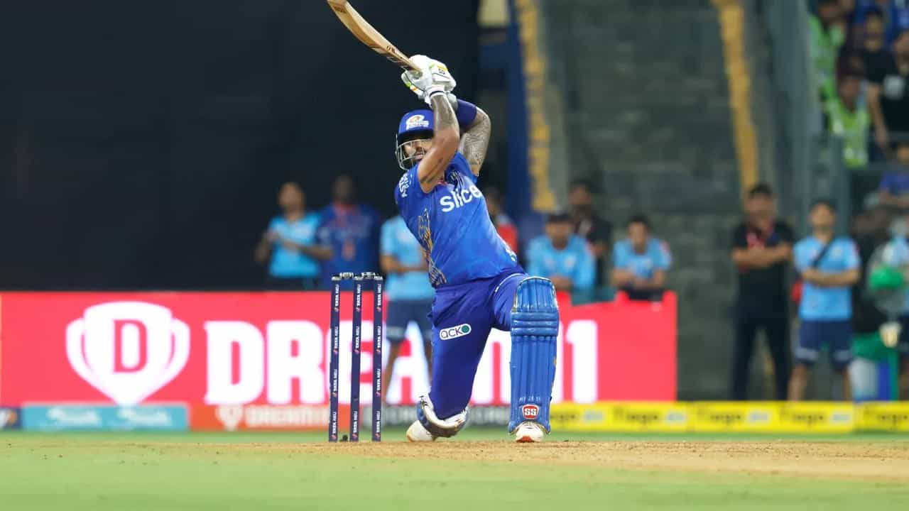 IPL 2023: ಐಪಿಎಲ್ನ 57ನೇ ಪಂದ್ಯದಲ್ಲಿ ಗುಜರಾತ್ ಟೈಟಾನ್ಸ್ ವಿರುದ್ಧ ಸ್ಪೋಟಕ ಶತಕ ಸಿಡಿಸುವ ಮೂಲಕ ಸೂರ್ಯಕುಮಾರ್ ಯಾದವ್ ಅಬ್ಬರಿಸಿದ್ದಾರೆ. ಇದರೊಂದಿಗೆ ಮುಂಬೈ ಇಂಡಿಯನ್ಸ್ ಪರ ಅತೀ ವೇಗದ ಶತಕ ಬಾರಿಸಿದ ಭಾರತೀಯ ಆಟಗಾರ ಎನಿಸಿಕೊಂಡಿದ್ದಾರೆ.