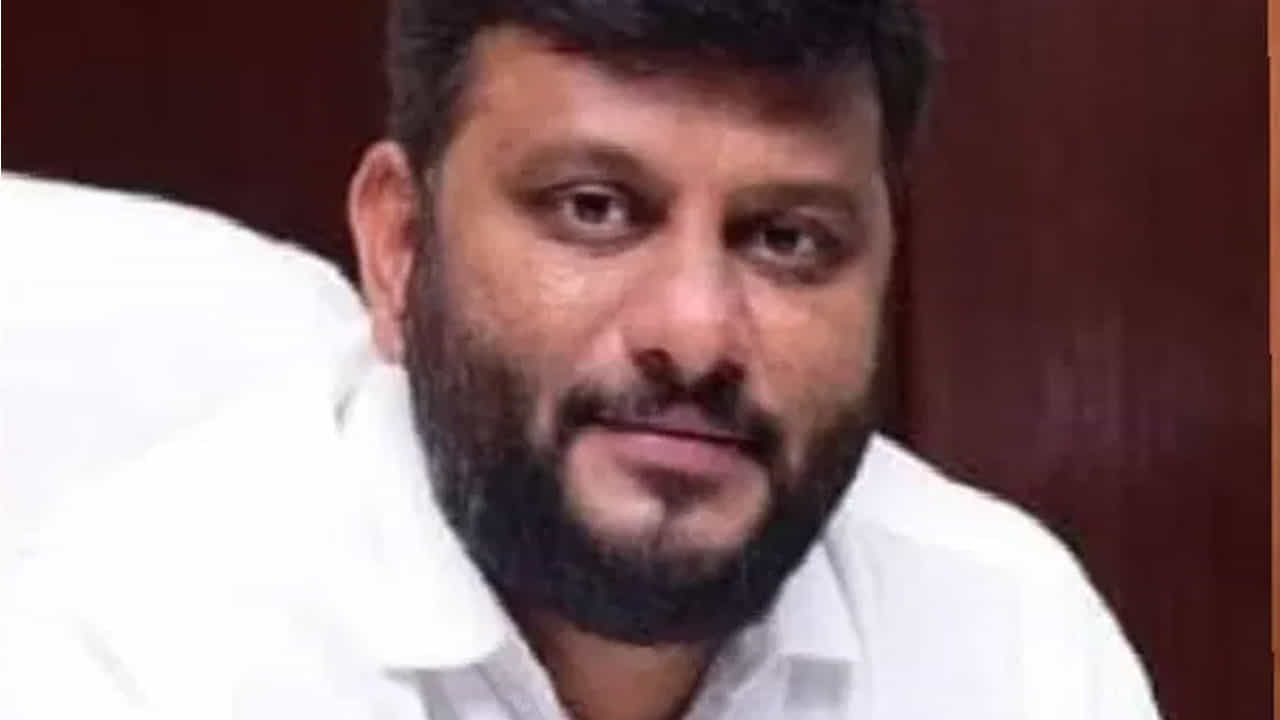 Hassan Election Results 2023: ಹಾಸನದಲ್ಲಿ ಜೆಡಿಎಸ್ನ ಸ್ವರೂಪ್ ಭರ್ಜರಿ ಗೆಲುವು; ಪ್ರೀತಂ ಗೌಡಗೆ ಮುಖಭಂಗ Hassan Election Results 2023: ಹಾಸನದಲ್ಲಿ ಜೆಡಿಎಸ್ನ ಸ್ವರೂಪ್ ಭರ್ಜರಿ ಗೆಲುವು; ಪ್ರೀತಂ ಗೌಡಗೆ ಮುಖಭಂಗ