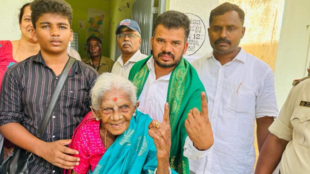 ರಾಮನಗರ ಜಿಲ್ಲೆಯ ಮಾಗಡಿ ವಿಧಾನಸಭಾ ಕ್ಷೇತ್ರ ವ್ಯಾಪ್ತಿಯ ಹುಲಿಕಲ್ಲು ಗ್ರಾಮದ 
ಮತಗಟ್ಟೆಗೆ ತೆರಳಿ ಸಾಲುಮರದ ತಿಮಕ್ಕ ಅವರು ಮತದಾನ ಮಾಡಿದ್ದಾರೆ.   