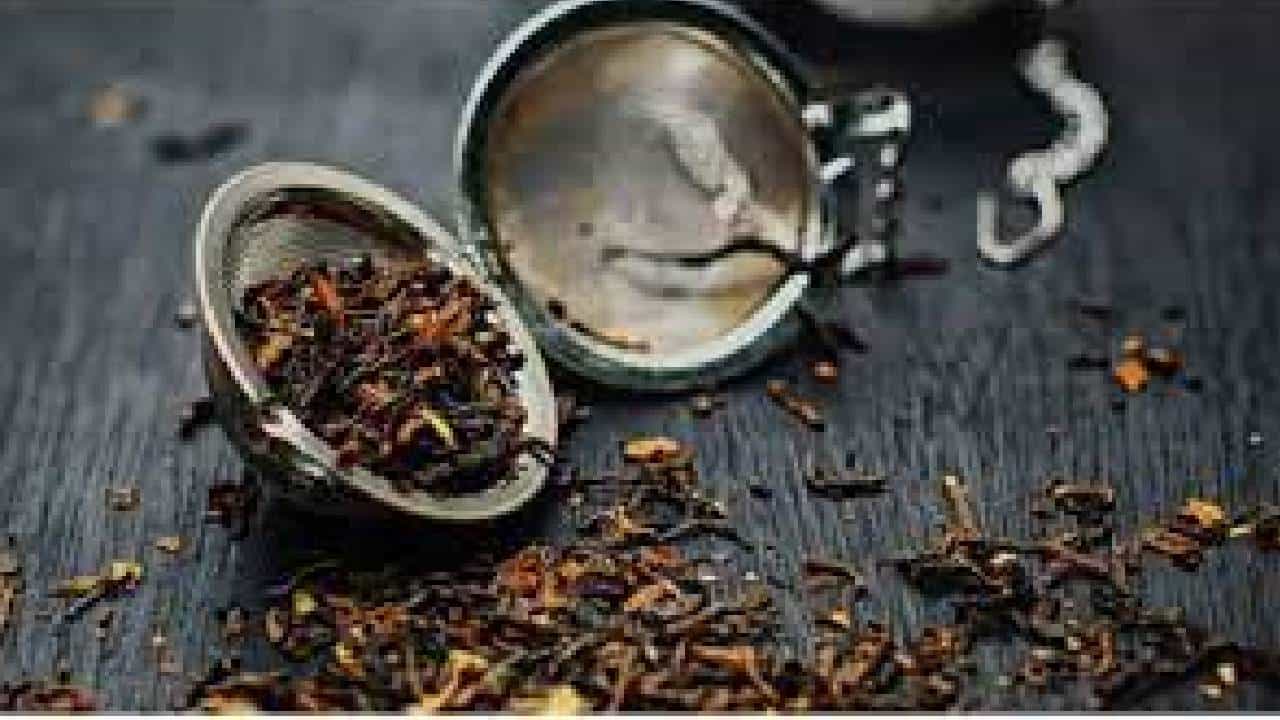 ಒಂದು ಕಪ್ ಚಹಾ ಮಾಡಿದ ನಂತರ, ಅನೇಕ ಜನರು ಉಳಿದ ಚಹಾ ಪುಡಿ ಅಥವಾ ಟೀ ಬ್ಯಾಗ್ ಅನ್ನು ಎಸೆಯುತ್ತಾರೆ. ಈ ಚಹಾ ಪುಡಿ ಅಥವಾ ಟೀ ಬ್ಯಾಗ್ಗಳು ಇನ್ನೂ ಹೆಚ್ಚಿನ ಪೋಷಕಾಂಶಗಳನ್ನು ಹೊಂದಿರುತ್ತವೆ, ಅದು ದೇಹಕ್ಕೆ ಪ್ರಯೋಜನಕಾರಿಯಾಗಿದೆ. ಉಳಿದ ಟೀ ಪುಡಿಯ ಐದು ಪ್ರಯೋಜನಗಳು ಇಲ್ಲಿವೆ