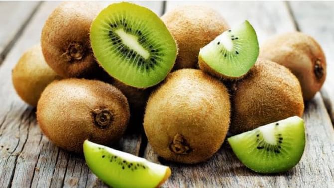 ಕಿವಿ ಹಣ್ಣಿನ ಶಕ್ತಿ: ಈ ಪೌಷ್ಟಿಕ ಹಣ್ಣನ್ನು ತಿನ್ನುವುದರಿಂದ ಆಗುವ ಪ್ರಯೋಜನಗಳು ಮತ್ತು ಅಡ್ಡ ಪರಿಣಾಮಗಳು ಕಿವಿ ಹಣ್ಣಿನ ಶಕ್ತಿ: ಈ ಪೌಷ್ಟಿಕ ಹಣ್ಣನ್ನು ತಿನ್ನುವುದರಿಂದ ಆಗುವ ಪ್ರಯೋಜನಗಳು ಮತ್ತು ಅಡ್ಡ ಪರಿಣಾಮಗಳು