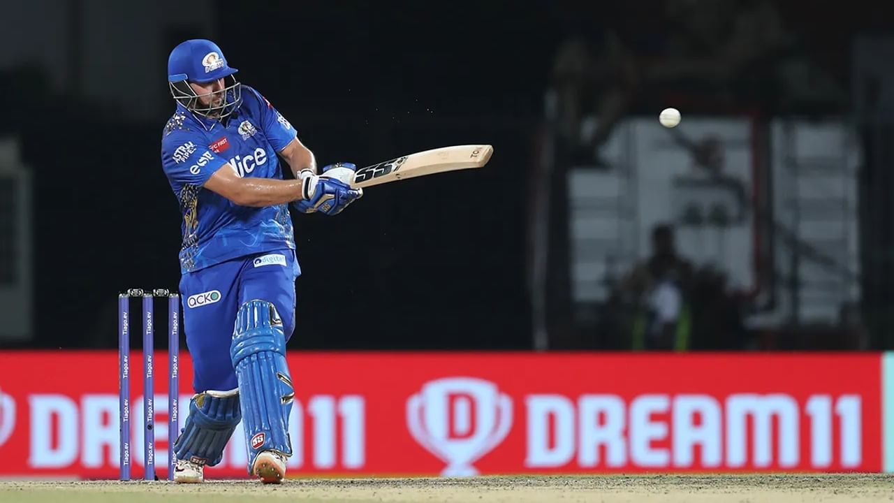 At this stage, Mumbai Indians expected a great batting from Tim David who was at the crease.  But in the 16th over, Yash Thakur went for a great shot in the 3rd ball.