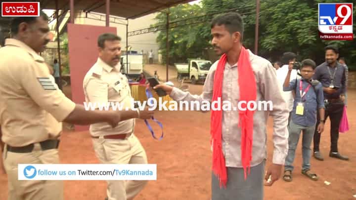 ಬಲಗಾಲಿಗೆ ಫೋನ್ ಕಟ್ಟಿಕೊಂಡು ಮತ ಎಣಿಕೆ ಸೆಂಟರ್ಗೆ ಎಂಟ್ರಿ ಕೊಟ್ಟ ಕೇಸರಿ ಶಾಲು ದಾರಿ ಯುವಕ, ಮುಂದೇನಾಯ್ತು? ಬಲಗಾಲಿಗೆ ಫೋನ್ ಕಟ್ಟಿಕೊಂಡು ಮತ ಎಣಿಕೆ ಸೆಂಟರ್ಗೆ ಎಂಟ್ರಿ ಕೊಟ್ಟ ಕೇಸರಿ ಶಾಲು ದಾರಿ ಯುವಕ, ಮುಂದೇನಾಯ್ತು?
