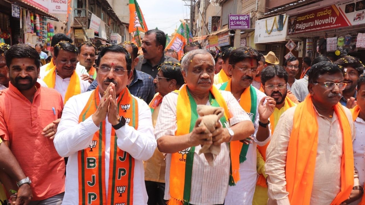 Lingayat: ಹುಬ್ಬಳ್ಳಿಯಲ್ಲಿ ಬಿಜೆಪಿ ಪರ ಲಿಂಗಾಯತ ಮುಖಂಡರ ಜೊತೆ ಕೇಂದ್ರ ಸಚಿವ ಪ್ರಲ್ಹಾದ ಜೋಶಿ ಬಿರುಸಿನ ಪ್ರಚಾರ Lingayat: ಹುಬ್ಬಳ್ಳಿಯಲ್ಲಿ ಬಿಜೆಪಿ ಪರ ಲಿಂಗಾಯತ ಮುಖಂಡರ ಜೊತೆ ಕೇಂದ್ರ ಸಚಿವ ಪ್ರಲ್ಹಾದ ಜೋಶಿ ಬಿರುಸಿನ ಪ್ರಚಾರ