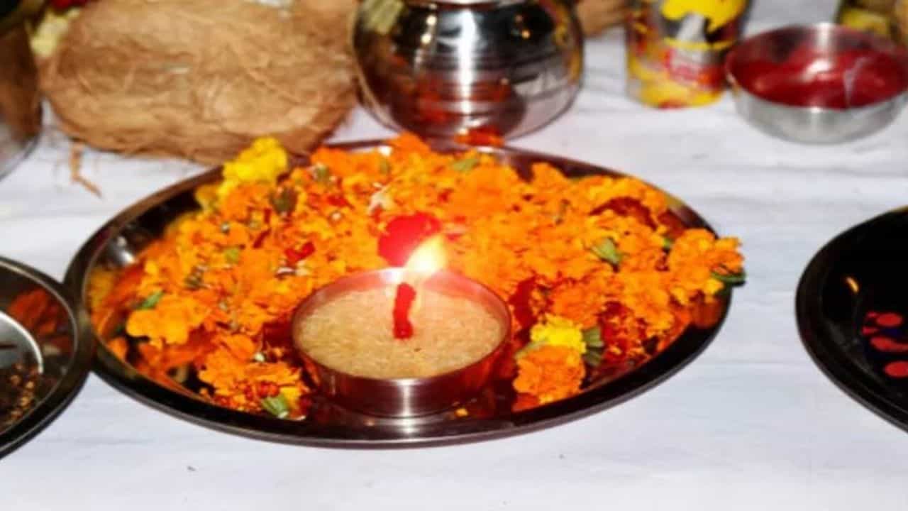 Flowers Pooja: ಪೂಜೆ ಮಾಡುವುದಕ್ಕಾಗಿ ಹೂ ಕೀಳುವಾಗ ಈ ತಪ್ಪುಗಳನ್ನು ಮಾಡಬೇಡಿ! ಕೆಲ ನಿಯಮಗಳನ್ನು ಪಾಲಿಸಿ Flowers Pooja: ಪೂಜೆ ಮಾಡುವುದಕ್ಕಾಗಿ ಹೂ ಕೀಳುವಾಗ ಈ ತಪ್ಪುಗಳನ್ನು ಮಾಡಬೇಡಿ! ಕೆಲ ನಿಯಮಗಳನ್ನು ಪಾಲಿಸಿ