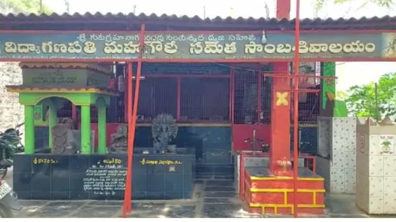 ತಪ್ಪದೆ ವಿಡಿಯೋ ನೋಡಿ! ಬೆಳಗ್ಗೆ ಶಿವನ ದೇವಸ್ಥಾನಕ್ಕೆ ಪೂಜೆ ಸಲ್ಲಿಸಲು ತೆರಳಿದ್ದ ಅರ್ಚಕಗೆ ಶಾಕ್ ಕಾದಿತ್ತು! ದೇಗುಲದ ಬಾಗಿಲು ತೆರೆದಾಗ..