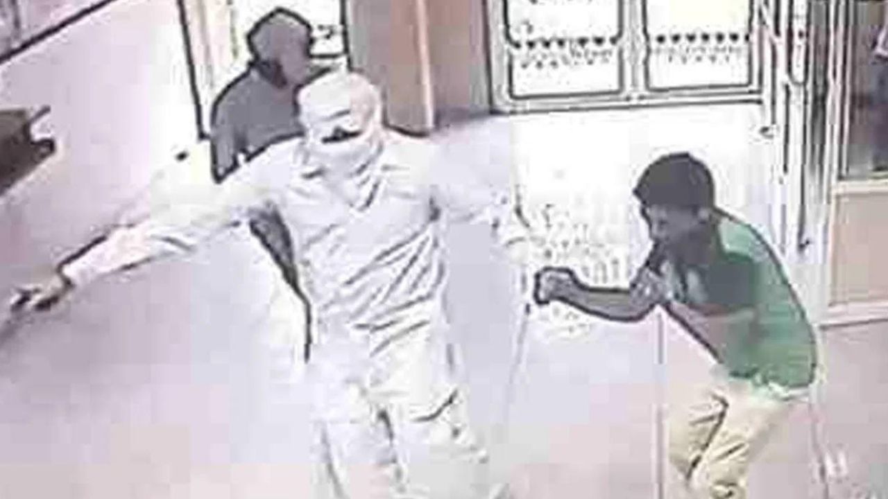 Ludhiana Bank Heist: ಖಲಿಸ್ತಾನ್ ಕಮಾಂಡೋ ಫೋರ್ಸ್ (CASB) ಮುಖ್ಯಸ್ಥ ಸುಖದೇವ್ ಸಿಂಗ್ ಅಕಾ ಲ್ಯಾಬ್ ಸಿಂಗ್ ಮತ್ತು ಆತನ ಸಹಾಯಕರು ಪೊಲೀಸರ ವೇಷ ಧರಿಸಿ ಪಂಜಾಬ್ ನ್ಯಾಷನಲ್ ಬ್ಯಾಂಕ್ ಮಿಲ್ಲರ್ ಗಂಜ್ ಶಾಖೆಯನ್ನು ಪ್ರವೇಶಿಸಿದ್ದರು. ಬ್ಯಾಂಕ್ ಲಾಕರ್ ಗಳಲ್ಲಿದ್ದ ಸುಮಾರು 6 ಕೋಟಿ ರೂ. ಗಳನ್ನು ಸಂಪೂರ್ಣವಾಗಿ ದೋಚಿದ್ದರು.