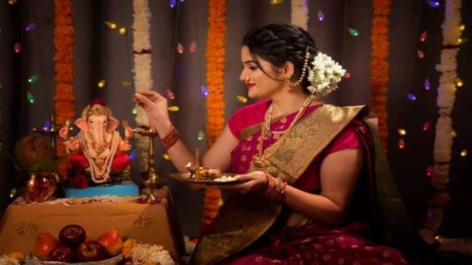 ಭಗವಂತನಿಗೆ ಕುಳಿತುಕೊಂಡು ಪೂಜೆ ಮಾಡಬೇಕಾ, ನಿಂತುಕೊಂಡು ಪೂಜೆ ಮಾಡಬಹುದಾ? ಮನೆಯಲ್ಲಿ ಪೂಜಾ ಸ್ಥಳ ಹೇಗಿರಬೇಕು? ಭಗವಂತನಿಗೆ ಕುಳಿತುಕೊಂಡು ಪೂಜೆ ಮಾಡಬೇಕಾ, ನಿಂತುಕೊಂಡು ಪೂಜೆ ಮಾಡಬಹುದಾ? ಮನೆಯಲ್ಲಿ ಪೂಜಾ ಸ್ಥಳ ಹೇಗಿರಬೇಕು?