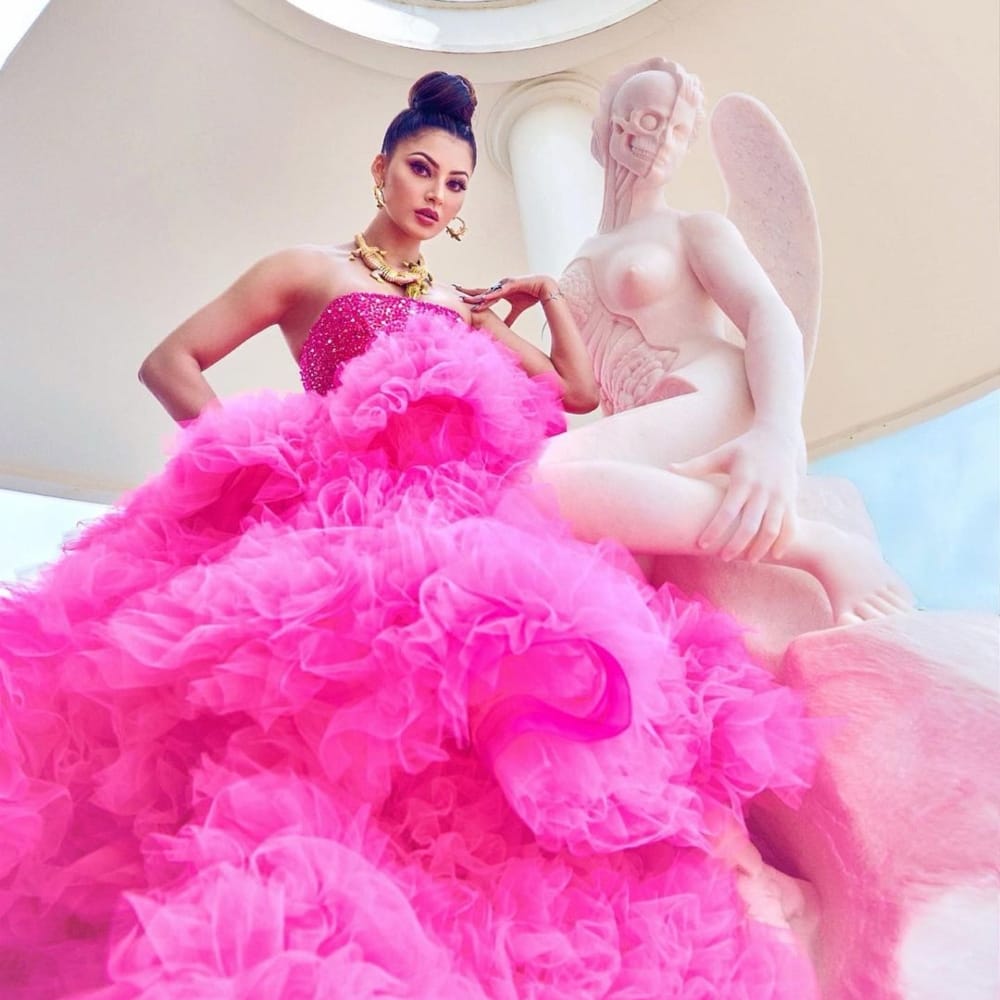 ಇಷ್ಟೇ ಆಗಿದ್ದರೆ ಊರ್ವಶಿ ಅವರು ಹೆಚ್ಚು ಸುದ್ದಿ ಆಗುತ್ತಿರಲಿಲ್ಲವೇನೋ. ಆದರೆ, ಅವರು ಧರಿಸಿರೋ ನೆಕ್​ಪೀಸ್ ಎಲ್ಲರ ಗಮನ ಸೆಳೆದಿದೆ. ಮೊಸಳೆ ಮರಿಯ ನೆಕ್​ಪೀಸ್ ಎಲ್ಲರ ಗಮನ ಸೆಳೆದಿದೆ.