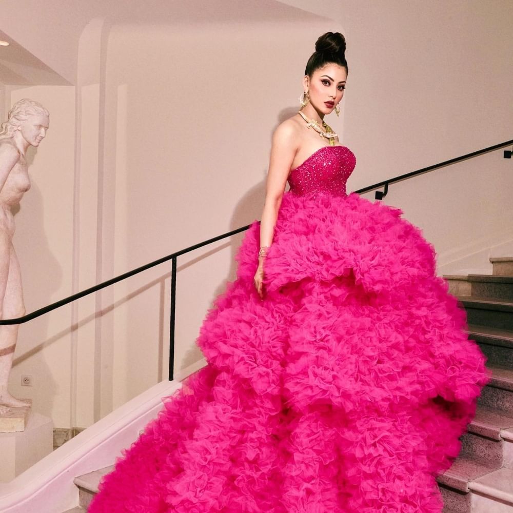 ಊರ್ವಶಿ ರೌಟೇಲಾ ಅವರು ಕಾನ್ ಚಿತ್ರೋತ್ಸವದಲ್ಲಿ ಭಾಗಿ ಆಗಿದ್ದಾರೆ. ಪಿಂಕ್ ಬಣ್ಣ ಗೌನ್ ಧರಿಸಿ ಅವರು ಗಮನ ಸೆಳೆದಿದ್ದಾರೆ.