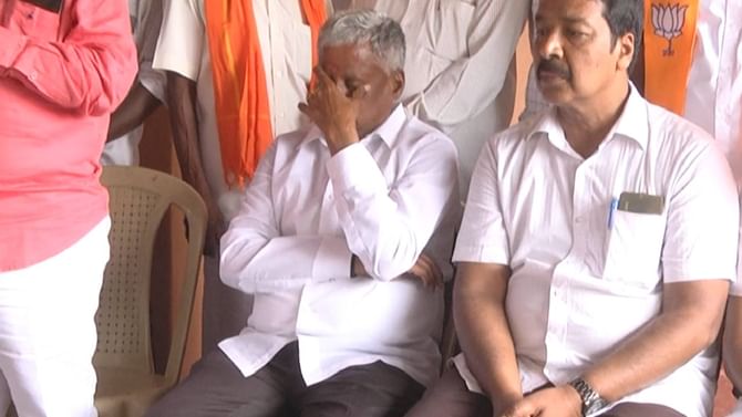 ಚಾಮರಾಜನಗರ: ಪ್ರಚಾರದ ವೇಳೆ ವಿ ಸೋಮಣ್ಣಗೆ ಲೊ ಬಿಪಿ, ತಲೆ ಸುತ್ತು ಚಾಮರಾಜನಗರ: ಪ್ರಚಾರದ ವೇಳೆ ವಿ ಸೋಮಣ್ಣಗೆ ಲೊ ಬಿಪಿ, ತಲೆ ಸುತ್ತು