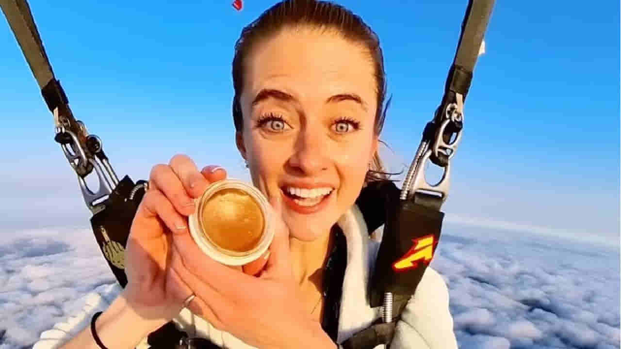 10 ಸಾವಿರ ಅಡಿ ಎತ್ತರದಿಂದ ಜಿಗಿಯುವಾಗ ಮೇಕ್ಅಪ್ ಮಾಡಿಕೊಂಡ ಮಹಿಳೆ; ವಿಡಿಯೋ ವೈರಲ್