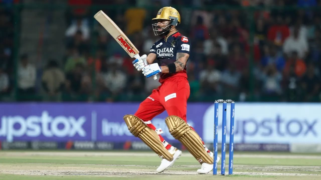 IPL 2023: ದೆಹಲಿಯ ಅರುಣ್ ಜೇಟ್ಲಿ ಮೈದಾನದಲ್ಲಿ ನಡೆದ ಡೆಲ್ಲಿ ಕ್ಯಾಪಿಟಲ್ಸ್ ವಿರುದ್ಧದ ಪಂದ್ಯದಲ್ಲಿ ಅರ್ಧಶತಕ​ ಬಾರಿಸುವ ಮೂಲಕ ವಿರಾಟ್ ಕೊಹ್ಲಿ ಐಪಿಎಲ್​ನಲ್ಲಿ 7 ಸಾವಿರ ರನ್​ ಪೂರೈಸಿದ್ದಾರೆ. ಈ ಮೂಲಕ ಐಪಿಎಲ್ ಇತಿಹಾಸದಲ್ಲೇ 7000 ರನ್​ ಕಲೆಹಾಕಿದ ಮೊದಲ ಬ್ಯಾಟರ್ ಎನಿಸಿಕೊಂಡಿದ್ದಾರೆ.