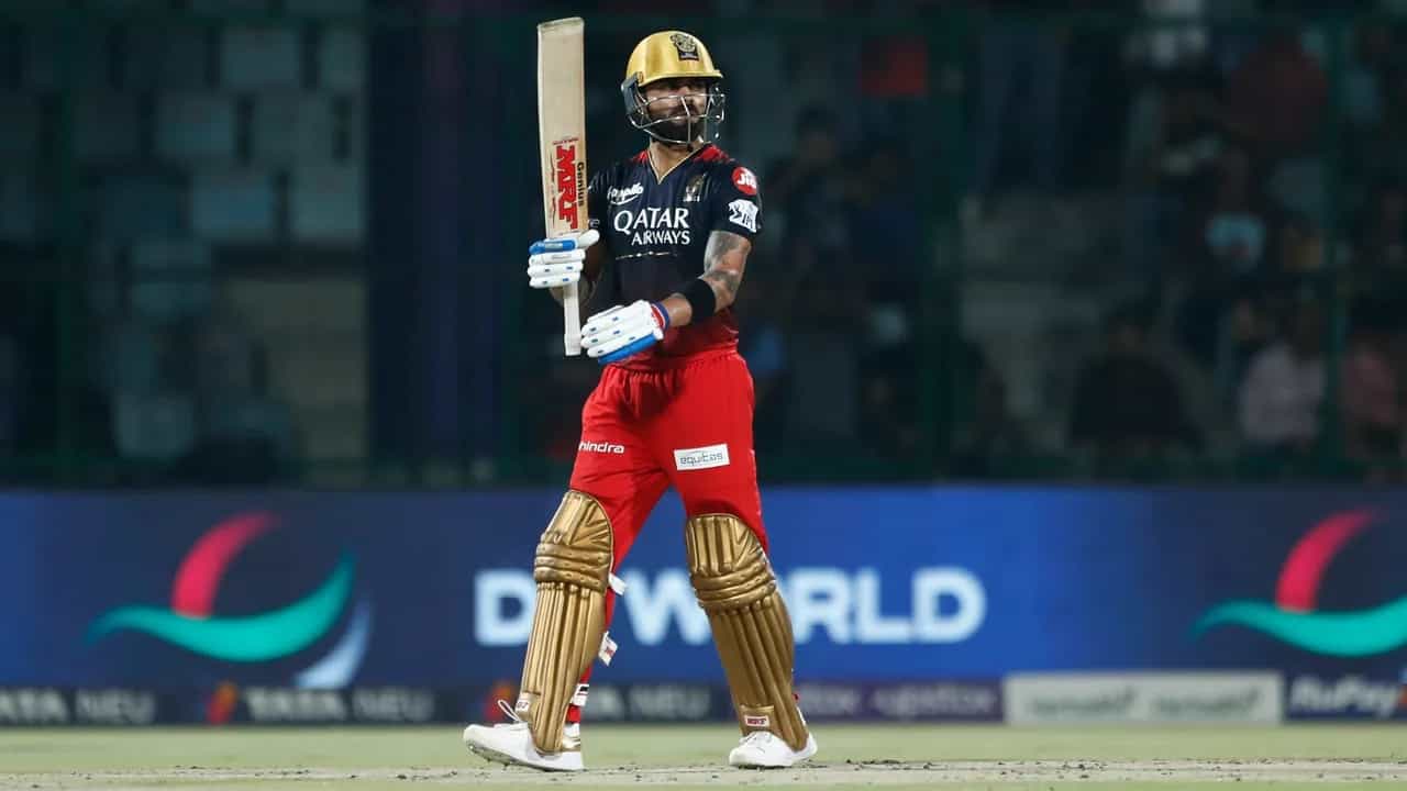 IPL 2023: ಡೆಲ್ಲಿ ಕ್ಯಾಪಿಟಲ್ಸ್ ಹಾಗೂ ಆರ್ಸಿಬಿ ನಡುವಣ ಪಂದ್ಯಕ್ಕೂ ಮುನ್ನ ದೆಹಲಿಯ ಅರುಣ್ ಜೇಟ್ಲಿ ಮೈದಾನವು ಅಪೂರ್ವ ಕ್ಷಣಗಳಿಗೆ ಸಾಕ್ಷಿಯಾಯಿತು. ಈ ಪಂದ್ಯದ ಆರಂಭಕ್ಕೂ ಮುನ್ನ ವಿರಾಟ್ ಕೊಹ್ಲಿಯ ಬಾಲ್ಯದ ಕೋಚ್ ರಾಜ್ಕುಮಾರ್ ಶರ್ಮಾ ಮೈದಾನದಲ್ಲಿ ಕಾಣಿಸಿಕೊಂಡಿದ್ದರು.