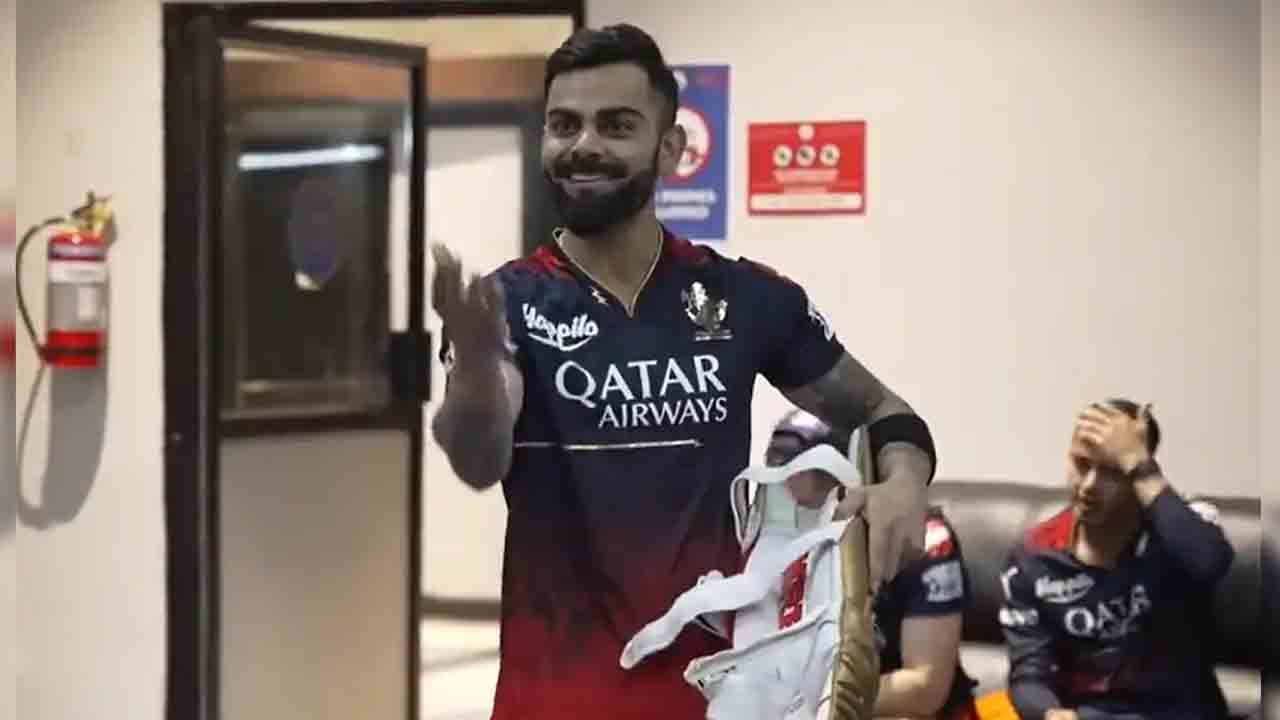 Virat Kohli: ಕೊಹ್ಲಿಯ 103 ಮೀಟರ್ ಸಿಕ್ಸ್ ಕಂಡು ದಂಗಾದ ಆರ್ಸಿಬಿ ಬೌಲಿಂಗ್ ಕೋಚ್: ಡ್ರೆಸ್ಸಿಂಗ್ ರೂಮ್ನಲ್ಲಿ ಏನಾಯಿತು ನೋಡಿ Virat Kohli: ಕೊಹ್ಲಿಯ 103 ಮೀಟರ್ ಸಿಕ್ಸ್ ಕಂಡು ದಂಗಾದ ಆರ್ಸಿಬಿ ಬೌಲಿಂಗ್ ಕೋಚ್: ಡ್ರೆಸ್ಸಿಂಗ್ ರೂಮ್ನಲ್ಲಿ ಏನಾಯಿತು ನೋಡಿ
