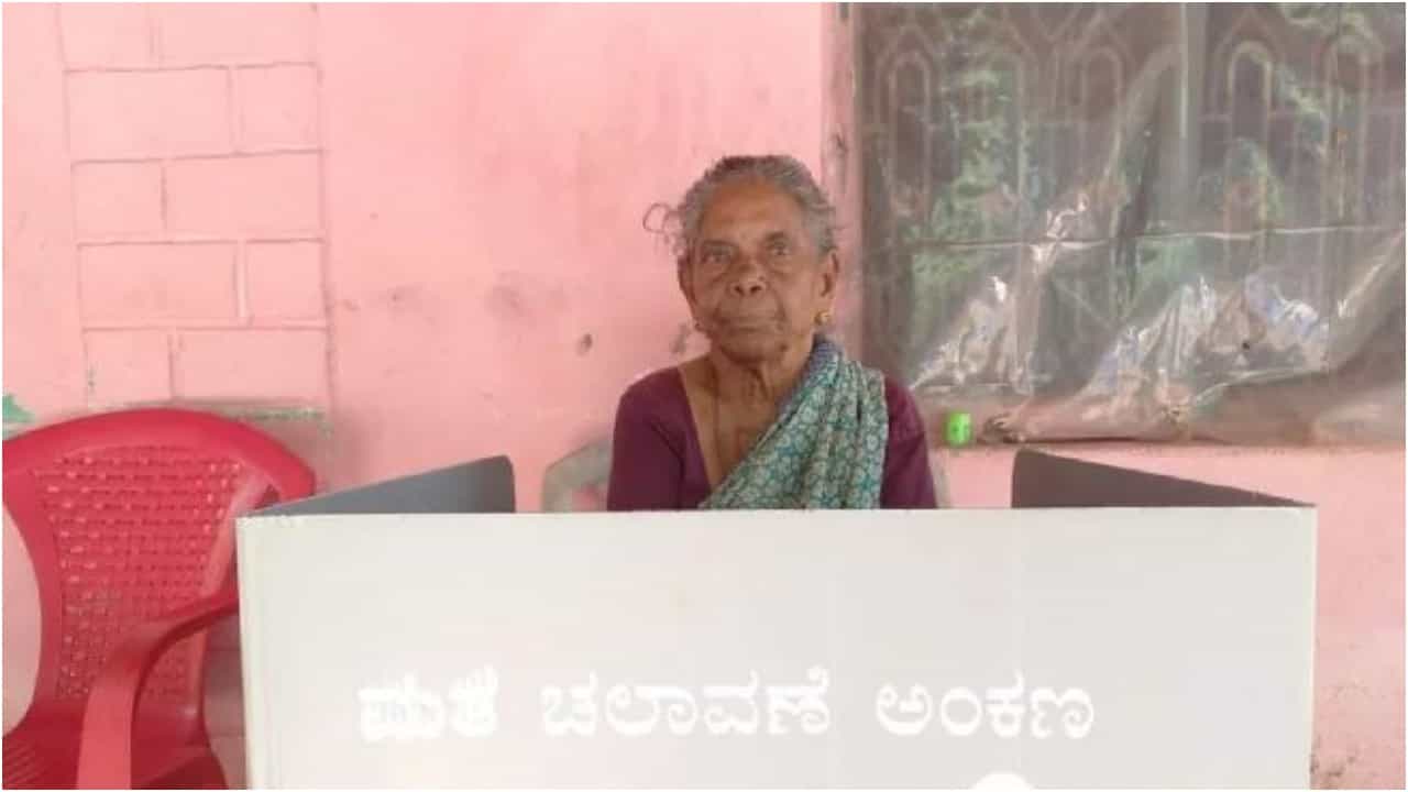 ವೋಟ್ ಫ್ರಂ ಹೋಮ್ ಯಶಸ್ವಿ; ಎಷ್ಟು ಮಂದಿ ಮನೆಯಿಂದಲೇ ಮತದಾನ ಮಾಡಿದ್ದಾರೆ? ಇಲ್ಲಿದೆ ಮಾಹಿತಿ ವೋಟ್ ಫ್ರಂ ಹೋಮ್ ಯಶಸ್ವಿ; ಎಷ್ಟು ಮಂದಿ ಮನೆಯಿಂದಲೇ ಮತದಾನ ಮಾಡಿದ್ದಾರೆ? ಇಲ್ಲಿದೆ ಮಾಹಿತಿ