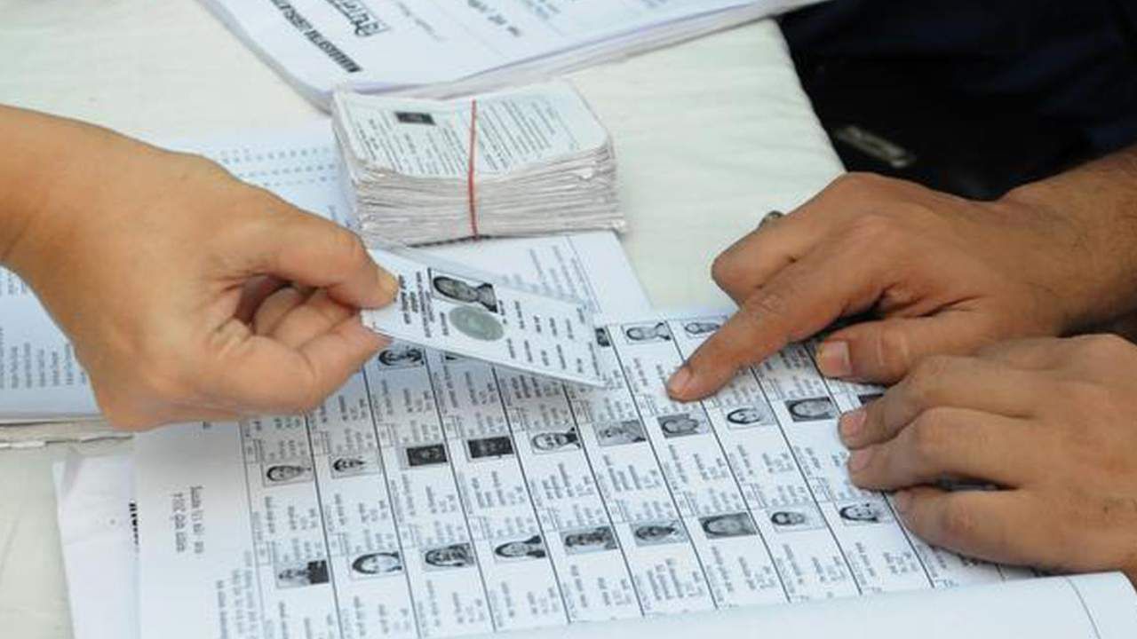 Karnataka Election 2023: ಮತದಾರರ ಪಟ್ಟಿಯಲ್ಲಿ ನಿಮ್ಮ ಹೆಸರು ಇದೆಯೋ ಇಲ್ಲವೋ ಸಂಶಯವೇ? ಪರೀಕ್ಷಿಸುವುದು ಹೇಗೆಂದು ಇಲ್ಲಿ ನೋಡಿ Karnataka Election 2023: ಮತದಾರರ ಪಟ್ಟಿಯಲ್ಲಿ ನಿಮ್ಮ ಹೆಸರು ಇದೆಯೋ ಇಲ್ಲವೋ ಸಂಶಯವೇ? ಪರೀಕ್ಷಿಸುವುದು ಹೇಗೆಂದು ಇಲ್ಲಿ ನೋಡಿ