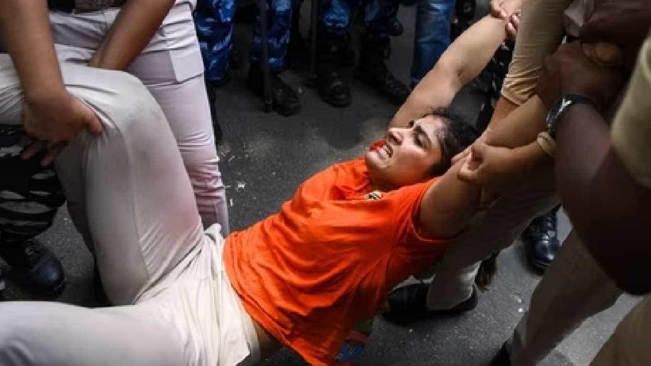 Wrestlers Protest: ಮಾನವೀಯತೆ ಮರೆತು ಮಹಿಳಾ ಕುಸ್ತಿಪಟುಗಳನ್ನು ರಸ್ತೆಯಲ್ಲಿ ಎಳೆದೊಯ್ದ ಪೊಲೀಸರು ಜಗತ್ತು ನೋಡುತ್ತಿದೆ ಎಂದ ಅಥ್ಲೀಟ್ಗಳು Wrestlers Protest: ಮಾನವೀಯತೆ ಮರೆತು ಮಹಿಳಾ ಕುಸ್ತಿಪಟುಗಳನ್ನು ರಸ್ತೆಯಲ್ಲಿ ಎಳೆದೊಯ್ದ ಪೊಲೀಸರು ಜಗತ್ತು ನೋಡುತ್ತಿದೆ ಎಂದ ಅಥ್ಲೀಟ್ಗಳು