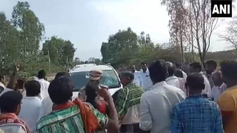 Andhra pradesh: ವೈಎಸ್ಆರ್ಸಿಪಿ ಶಾಸಕರಿಗೆ ಪಕ್ಷದ ಕಾರ್ಯಕರ್ತರಿಂದಲೇ ವಿರೋಧ; ಬೆಂಗಾವಲು ವಾಹನ ಮೇಲೆ ಚಪ್ಪಲಿ ಎಸೆತ