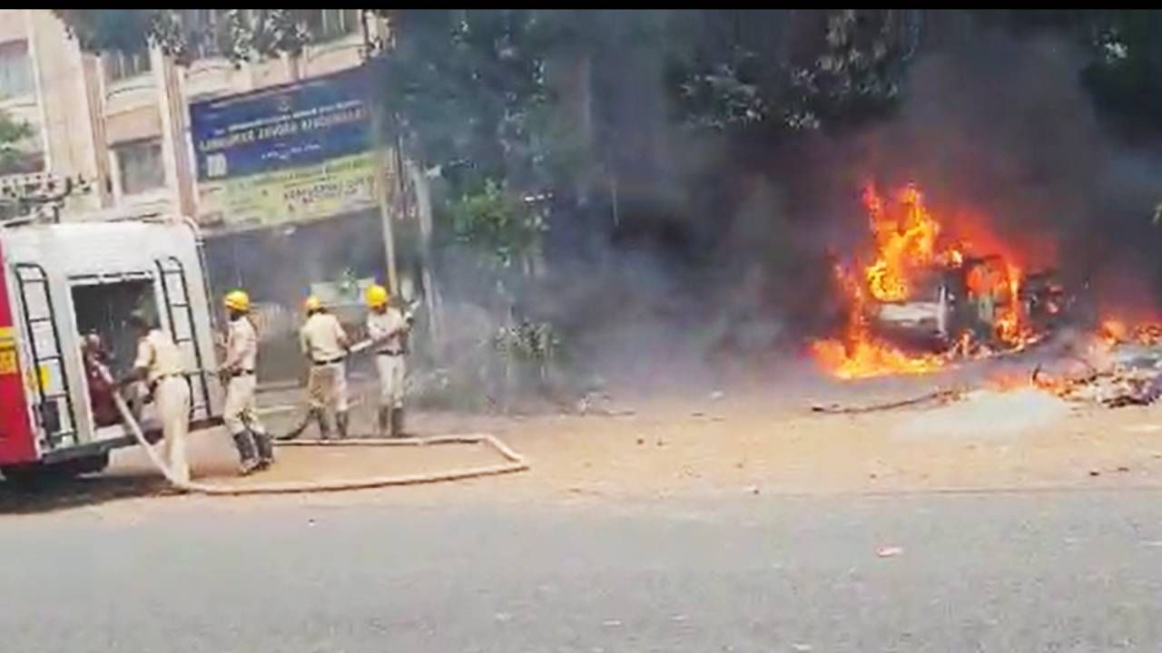 ಬೆಳಗಾವಿ: ಆಕಸ್ಮಿಕ ಬೆಂಕಿ, ಏಕಕಾಲಕ್ಕೆ ಹೊತ್ತಿ ಉರಿದ ನಾಲ್ಕು ವಾಹನಗಳು; ವಿಡಿಯೋ ವೈರಲ್