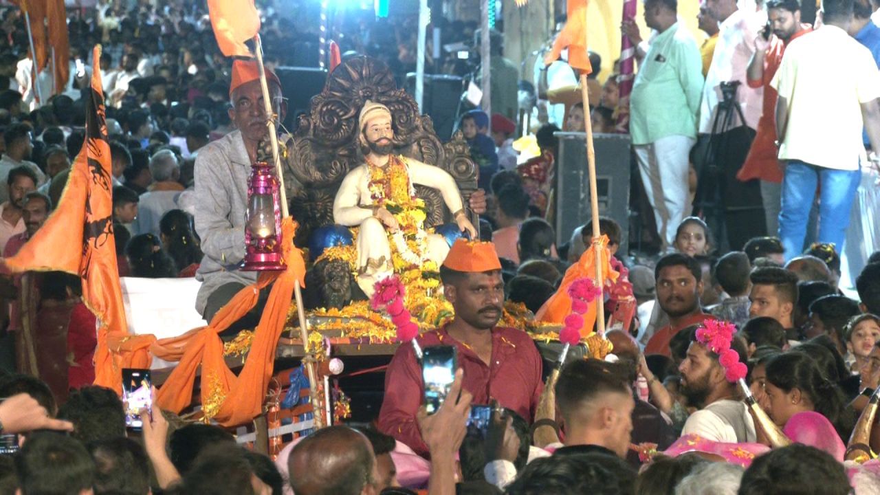 ಬೆಳಗಾವಿ ನಗರದ ಗಲ್ಲಿ ಗಲ್ಲಿಗಳಲ್ಲಿರುವ ವಿವಿಧ ಯುವಕ ಮಂಡಳಗಳು ಸಂಘ ಸಂಸ್ಥೆಗಳ ನೇತೃತ್ವದಲ್ಲಿ 300ಕ್ಕೂ ಅಧಿಕ ಕಲಾ ತಂಡಗಳು, ರೂಪಕಗಳು ಮೆರವಣಿಗೆಯಲ್ಲಿ ಕಣ್ಮನ ಸೆಳೆದವು. 