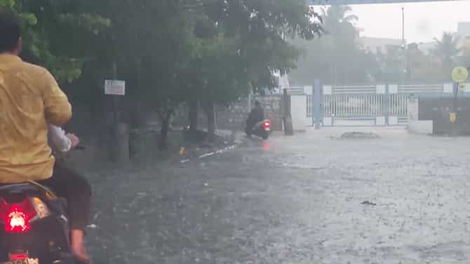 Karnataka Rains: ಬೆಂಗಳೂರು ಸೇರಿದಂತೆ ರಾಜ್ಯದಲ್ಲಿ ಇನ್ನೂ 3 ದಿನ ಮಳೆ, ಹೆಲ್ಪ್ ಲೈನ್ ನಂಬರ್ ಬಿಡುಗಡೆ ಮಾಡಿದ ಬಿಬಿಎಂಪಿ